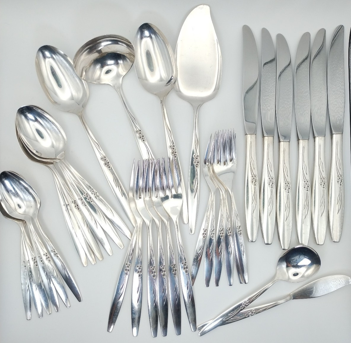 Oneida Gentle Rose Enchantment Community Silver Plate Flatware 36 pc Serving