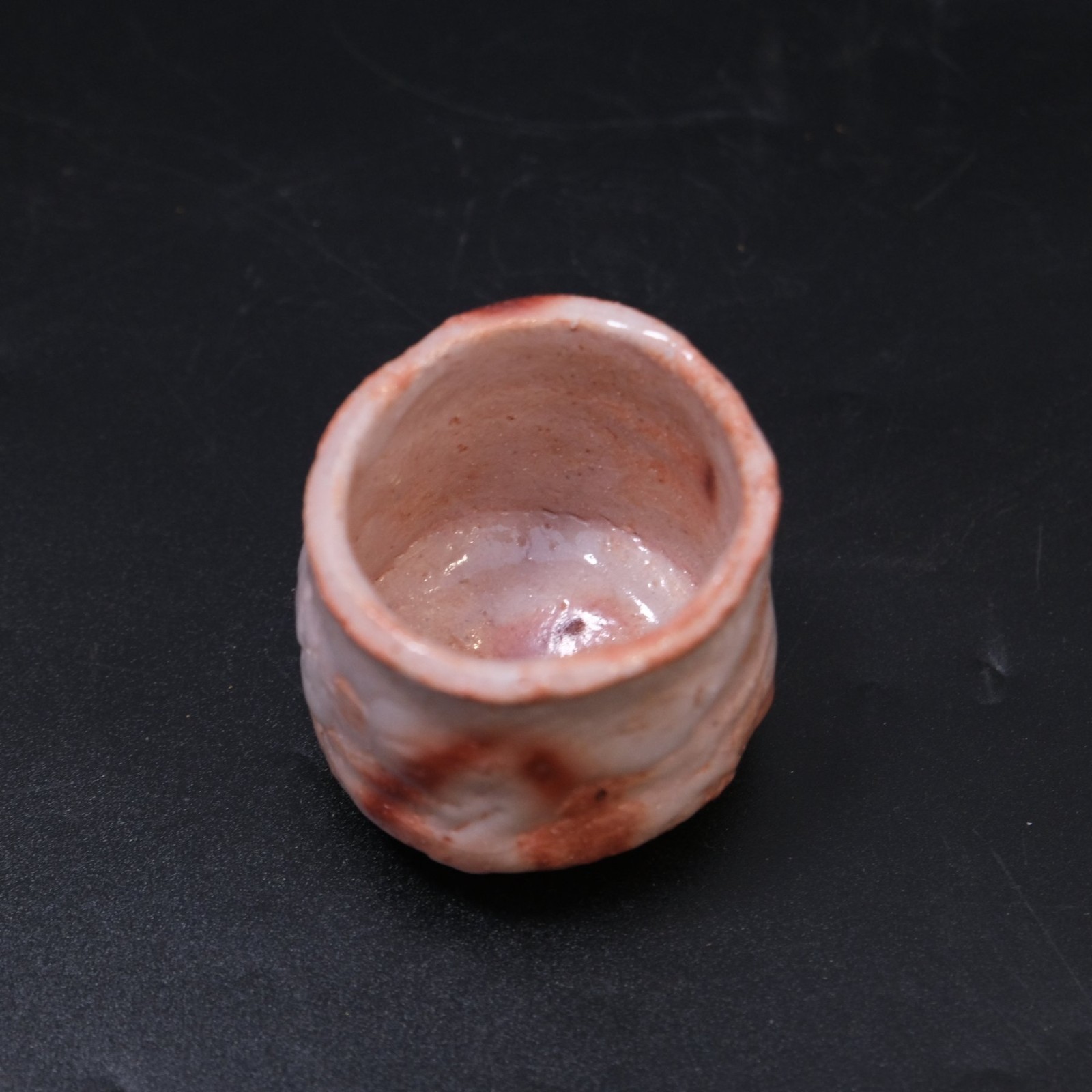 0919c Ysuo Tamaoki (玉置保夫）Japanese Shino ware pottery Sake Cup with Box