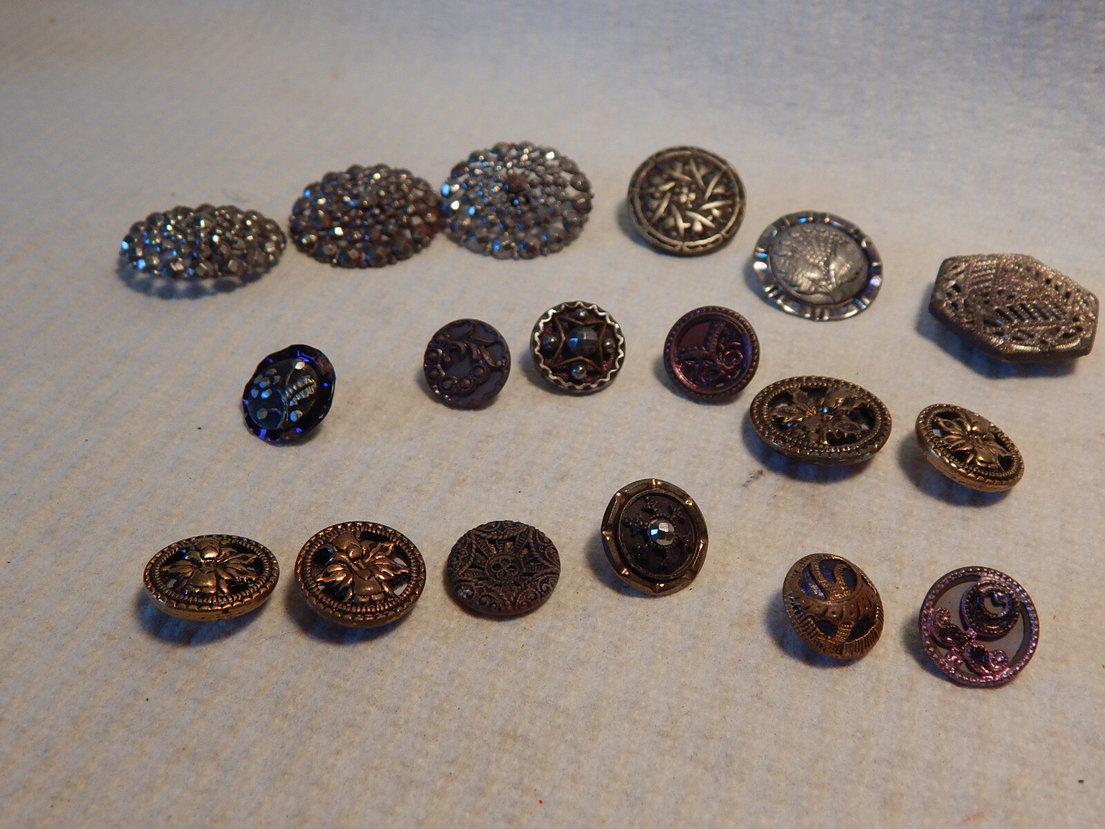 VTG VICTORIAN ERA BUTTON LOT 18 TOTAL MIXED METAL FLOWERS CUT PICTURE