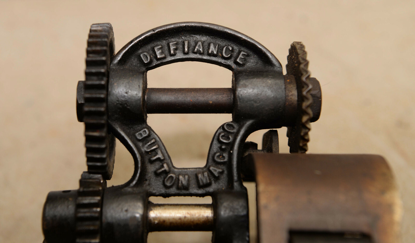 Rare 1917 Defiance Button Pinking machine iron gear sewing tool collectible