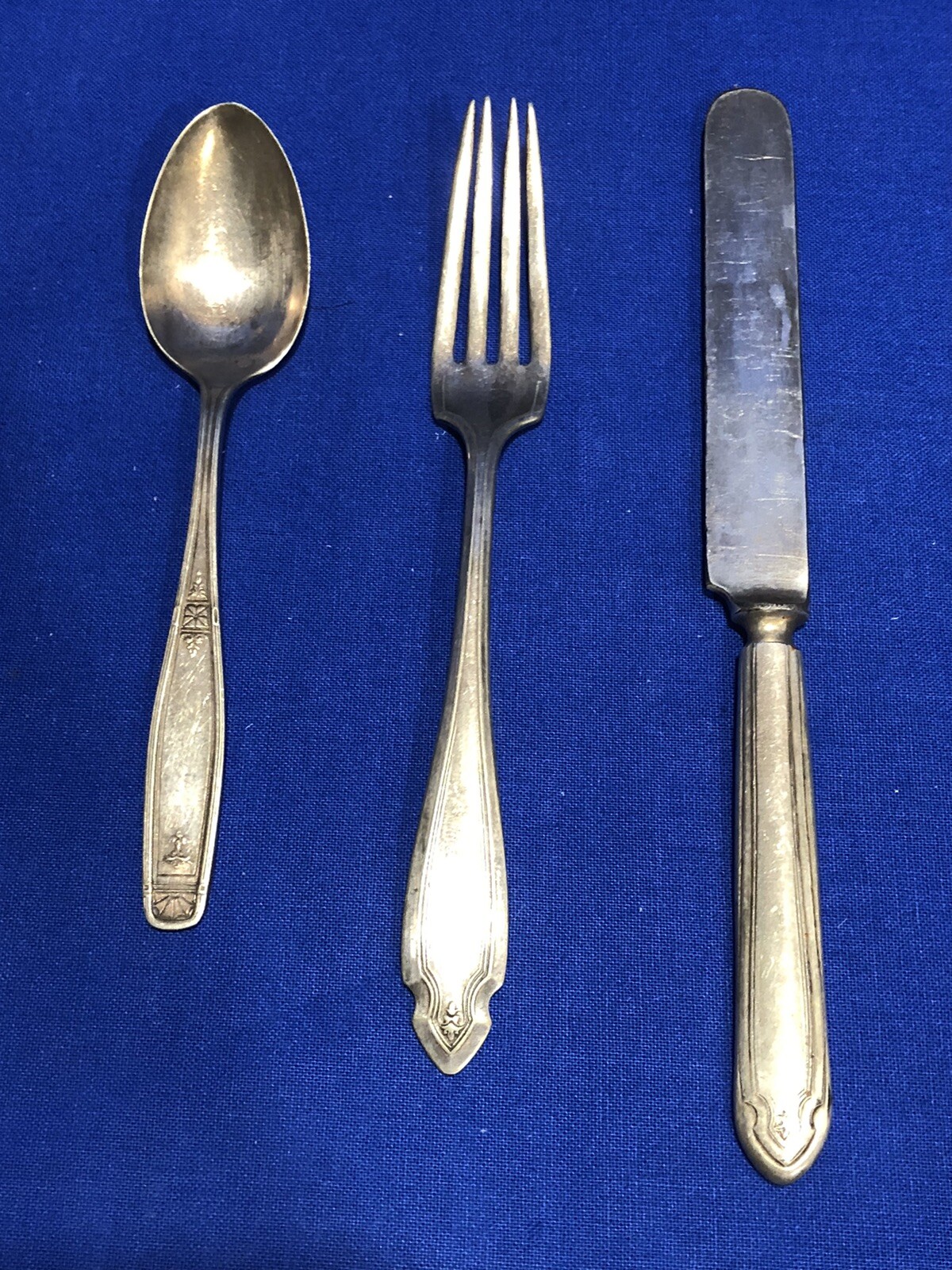 Oneida Heirloom Plate Flatware Fork Knife Spoon