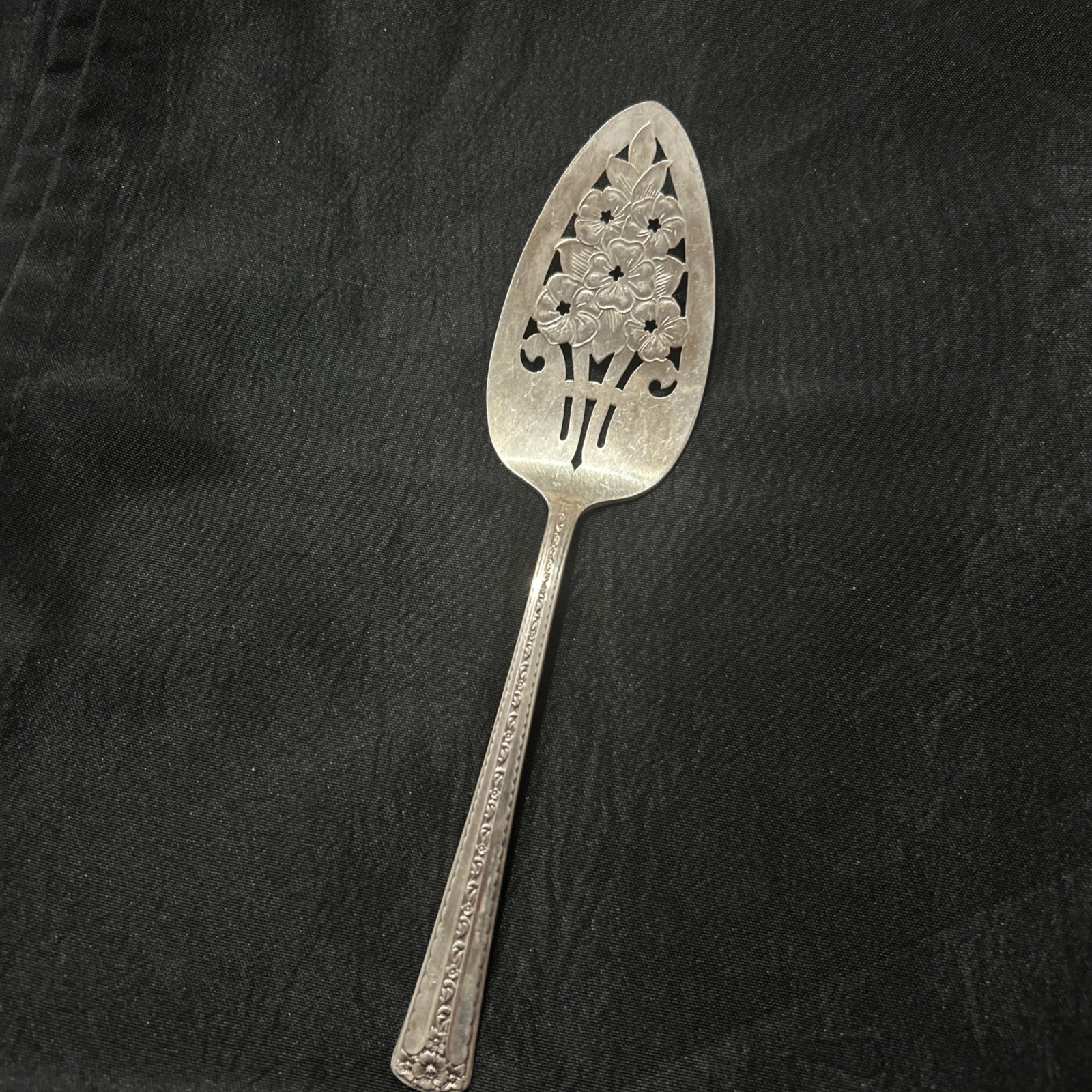 Wm Rogers & Son (International) Solid Pierced Pie Desert Server 9 1/2″ Blossom