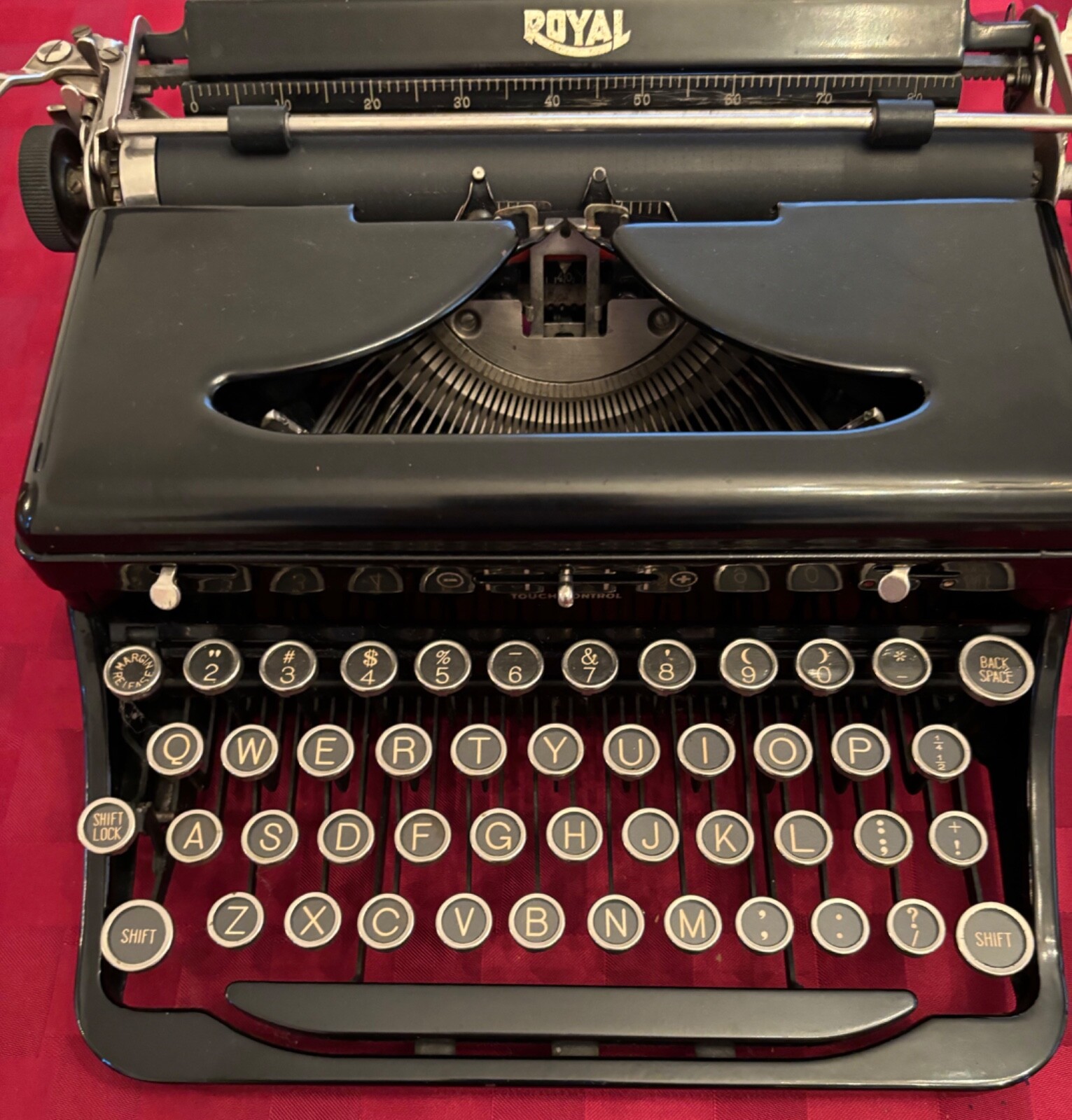 Royal Typewriter Portable w.Case/ pre-1950s/ Size Case about; 13″x 12″ 6″/14.7Lb