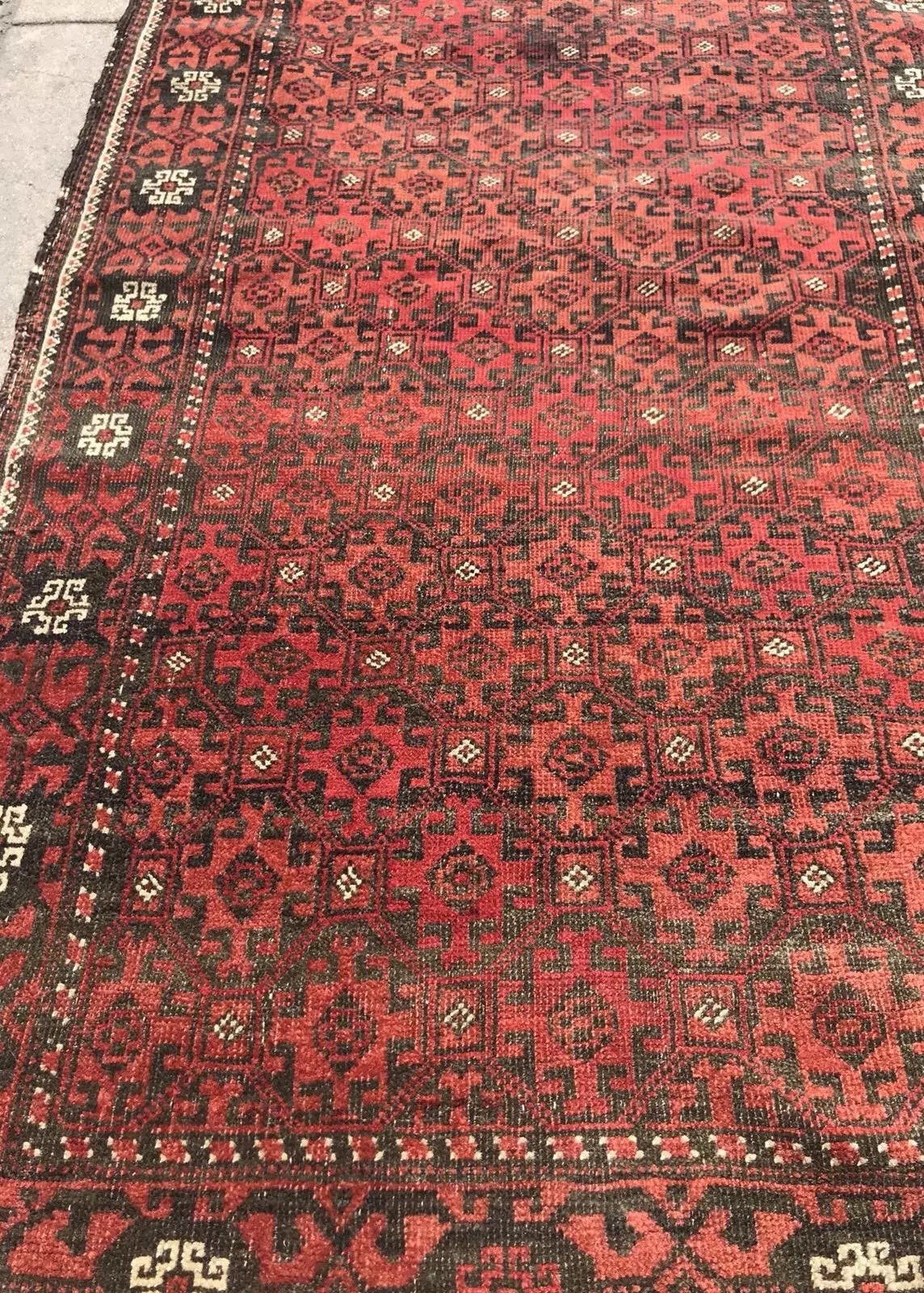 AN AWESOME ANTIQUE VINTAGE DESIGN BALUCHSTAN TRIBAL RUG