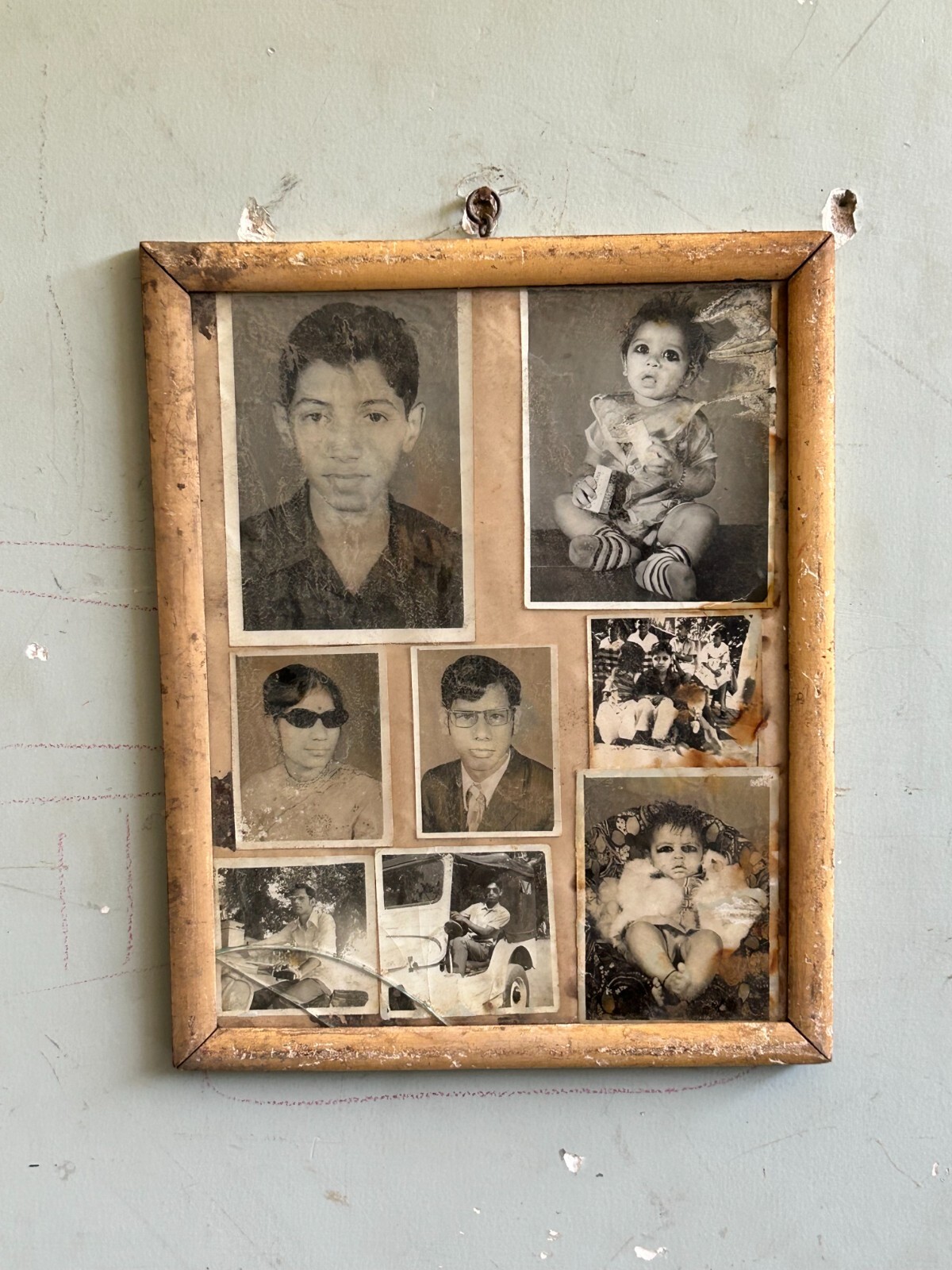 OLD VINTAGE BLACK & WHITE INDIAN FAMILY PHOTOGRAPH WITH WOODEN/GLASS FRAME PF.2