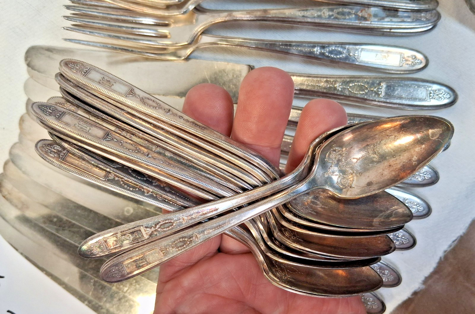 70pc Set Community Plate Grosvenor 1921 Pattern Flatware Silverplate Monogramed