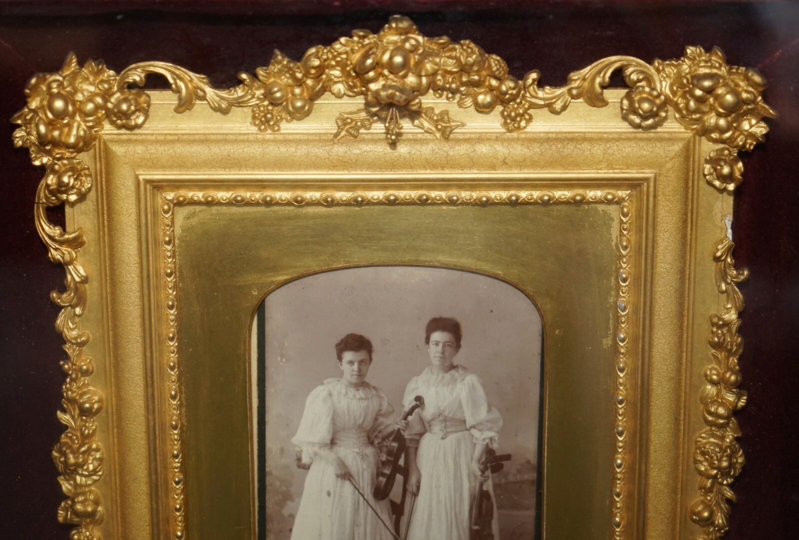 ANTIQUE VICTORIAN VIOLINISTS PHOTO & PERIOD FRAME CASED INSIDE DISPLAY CASE