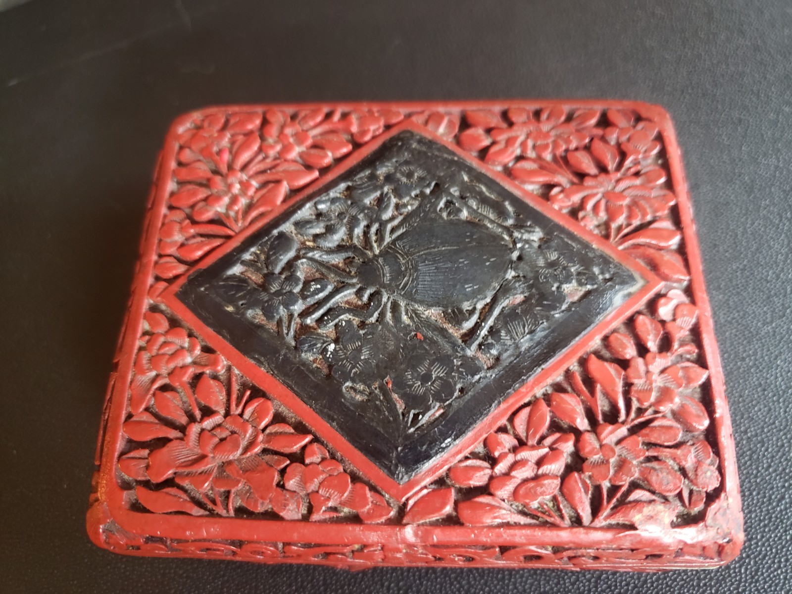ANTIQUE c1920 CHINESE CINNABAR & BLACK LACQUER BOX BUG BEETLE DEEP CARVING