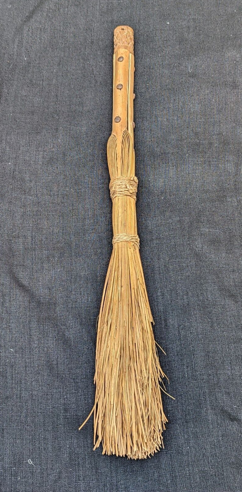 PRIMITIVE HEARTH BROOM BAMBOO HAND CARVED TOP 17.75″ ANTIQUE RUSTIC FARMHOUS VTG