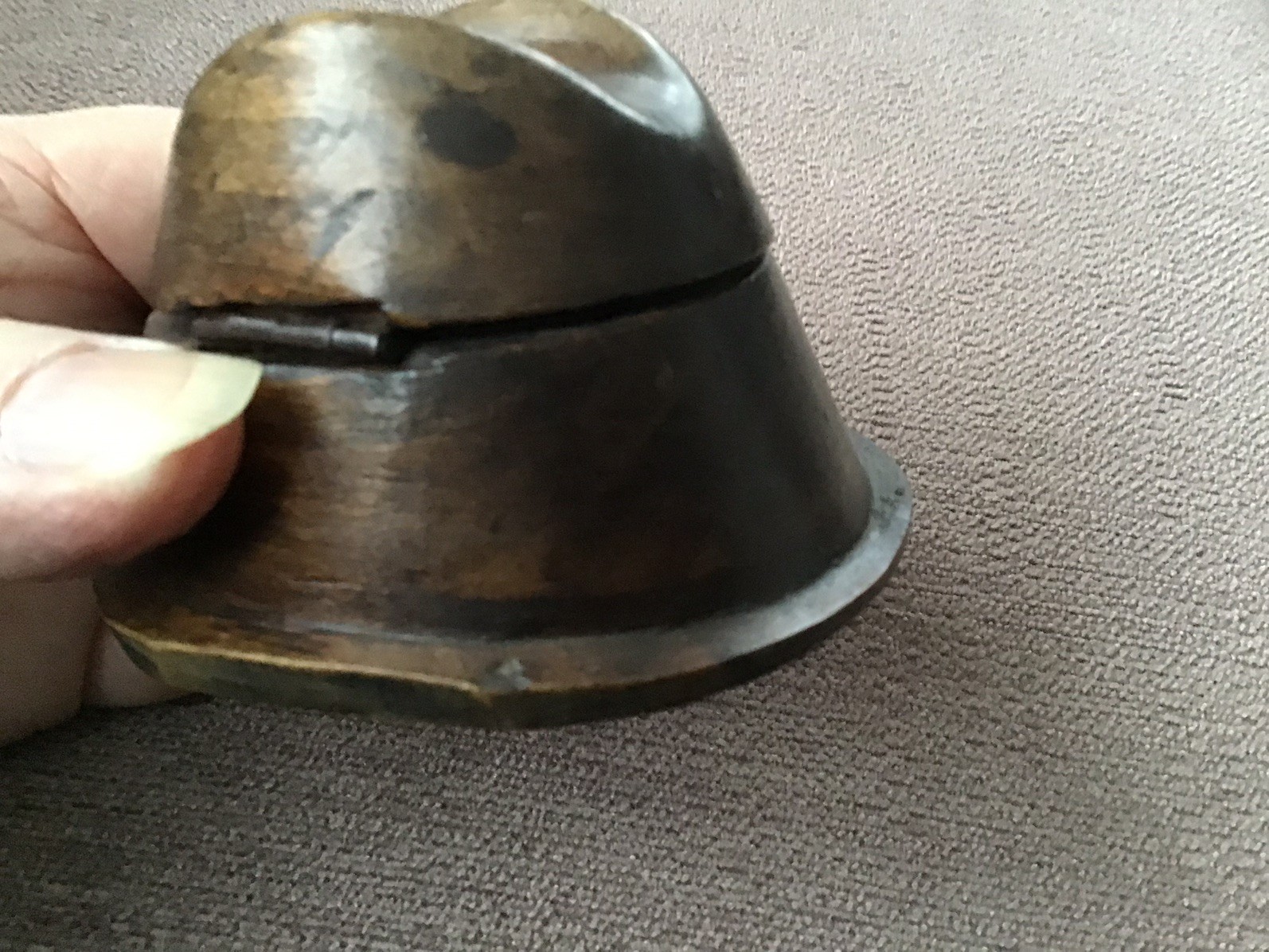 ANTIQUE BLACK FOREST CHAMONIX HAT HINGED INK WELL HOLDER.VGC.8×6.5×5.5.