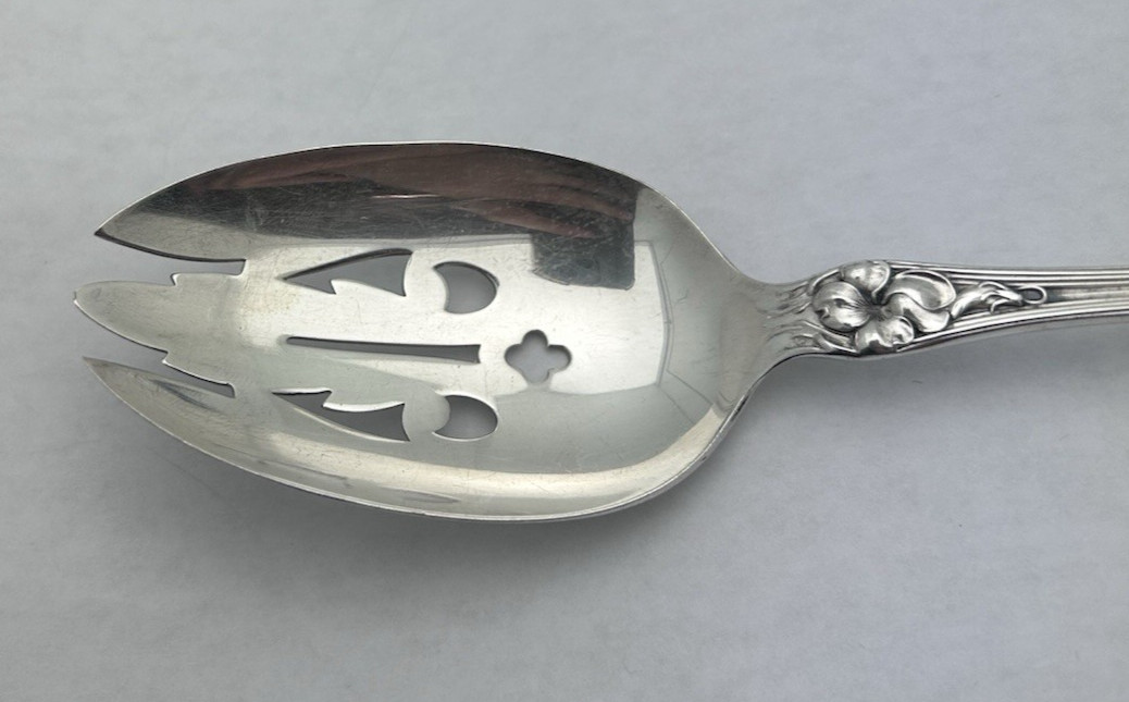 “Violet” by Wallace Sterling .925 Pierced Serving Table Spoon 57.14g 8 1/4″