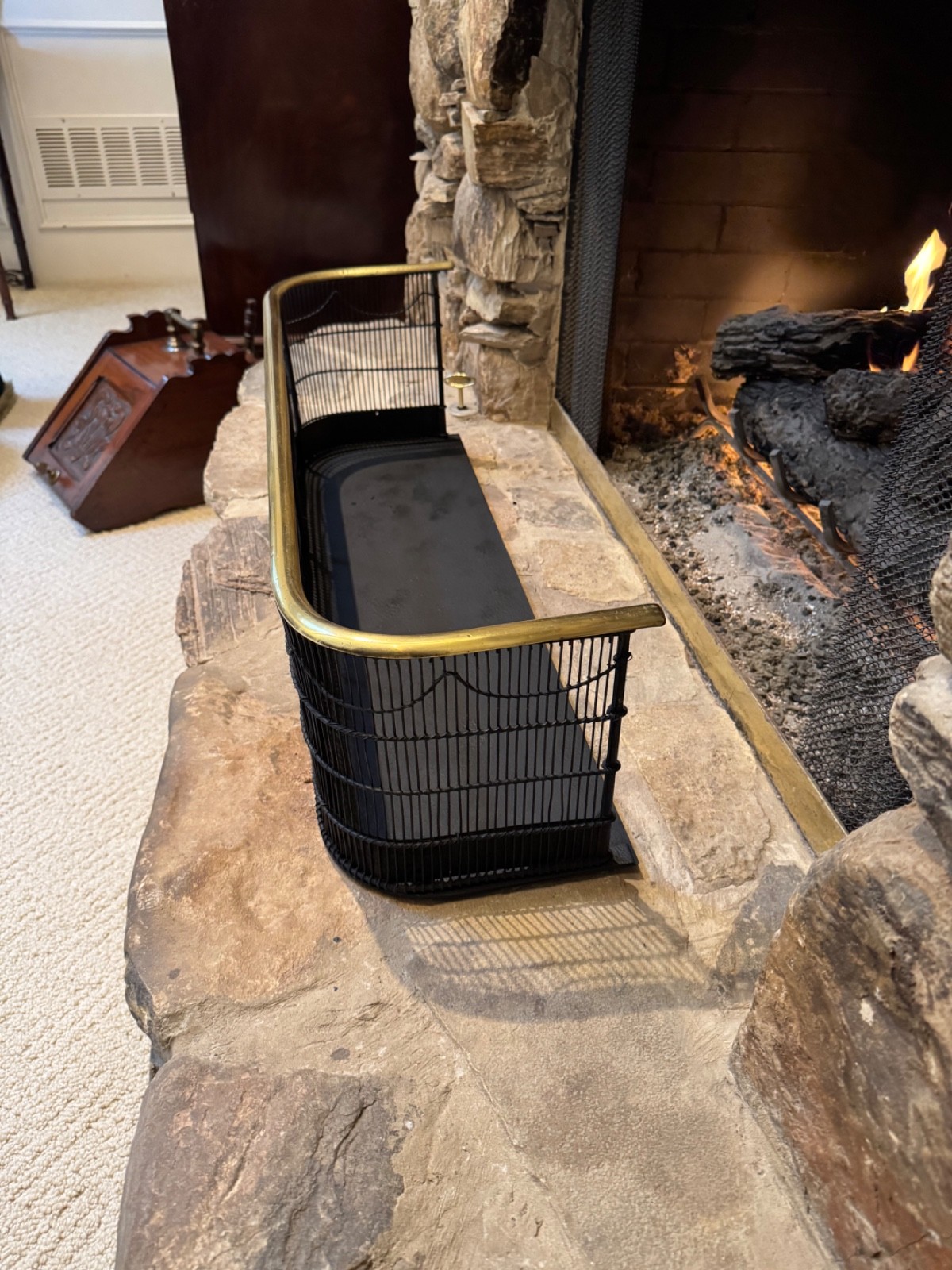 ANTIQUE 19C ENGLISH VICTORIAN BRASS & WIRE MESH NURSERY FIREPLACE FIRE FENDER