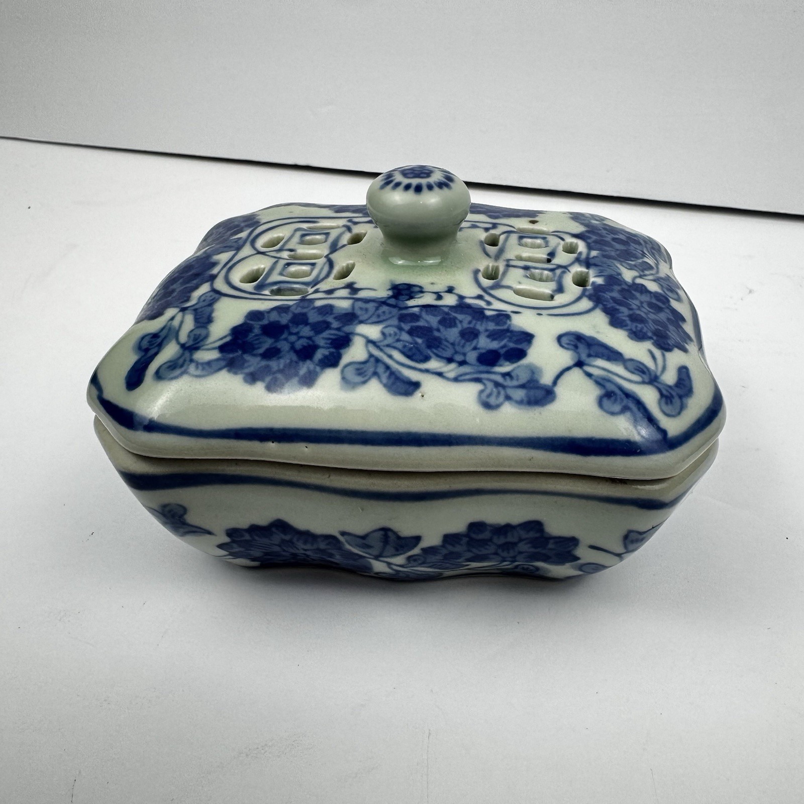 VTG Victoria Ironstone Blue White Covered Soap Dish English Chinoiserie Transfer
