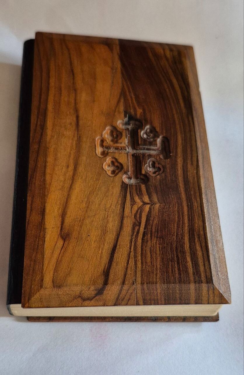 VINTAGE NEW TESTAMENT BIBLE WITH OLIVE WOOD COVER