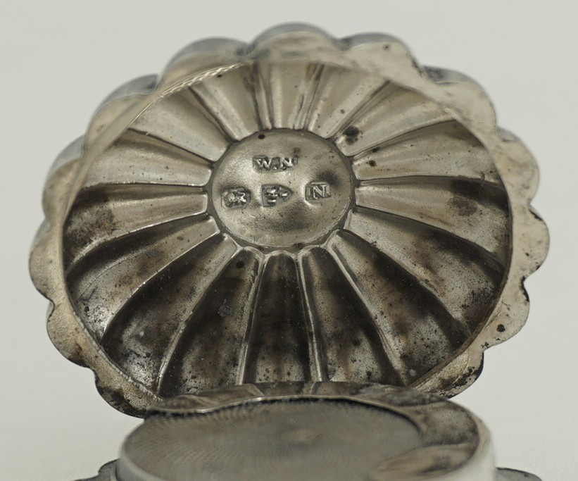 Fluted Sovereign Case, Sterling Silver, William Neale, Chester 1896, 32mm, 20g.