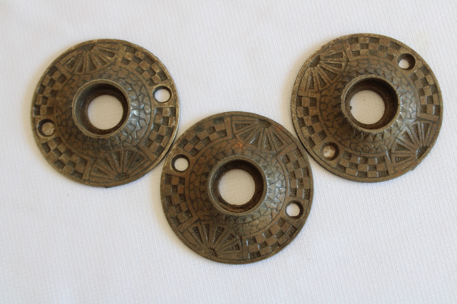 SET OF 3 ORNATE METAL ANTIQUE VICTORIAN DOOR KNOB ROSETTES BACK PLATES