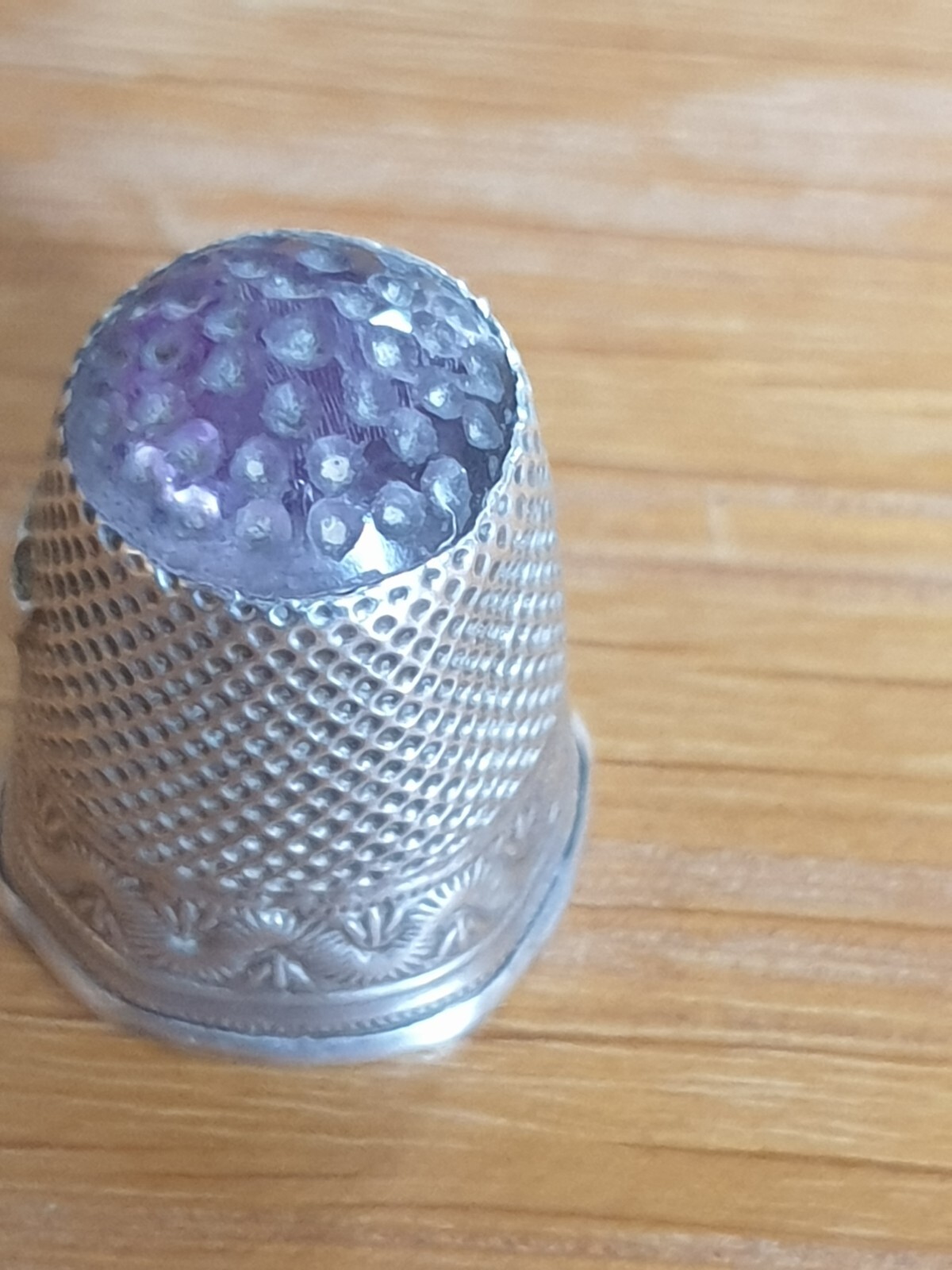 Vintage Possibe Antiqe Continental Silver Thimble Mauve Agate Top And Shield