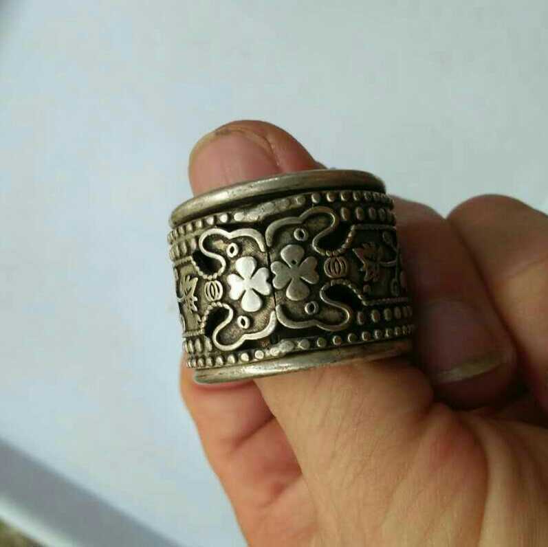 2.6cm Chinese Old Style Tibet Silver Hand-Carved Floral Designs Thumb Ring