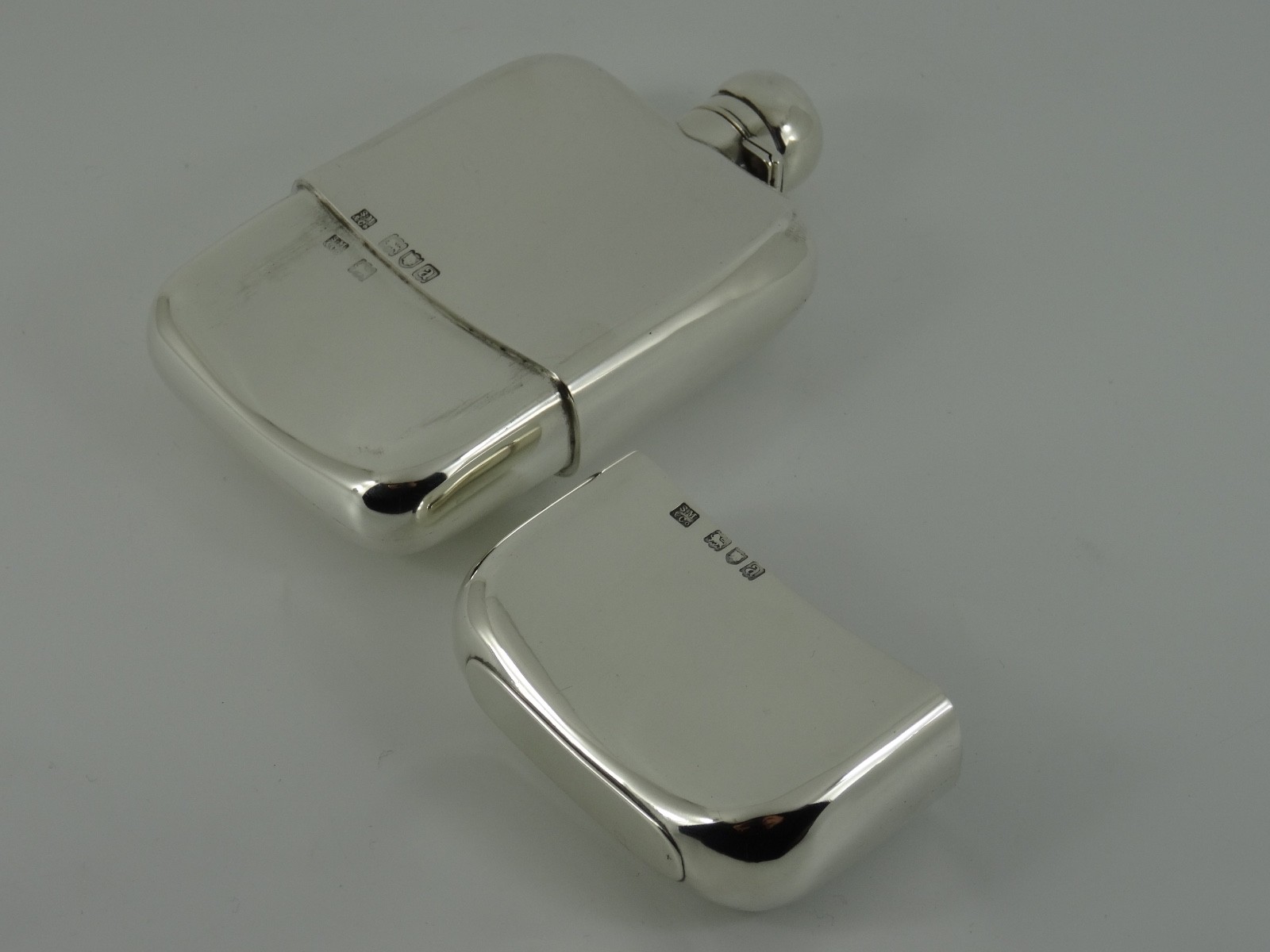SOLID SILVER HANDSOME VICTORIAN HIP FLASK LONDON 1896 BY SAMPSON MORDAN 167G