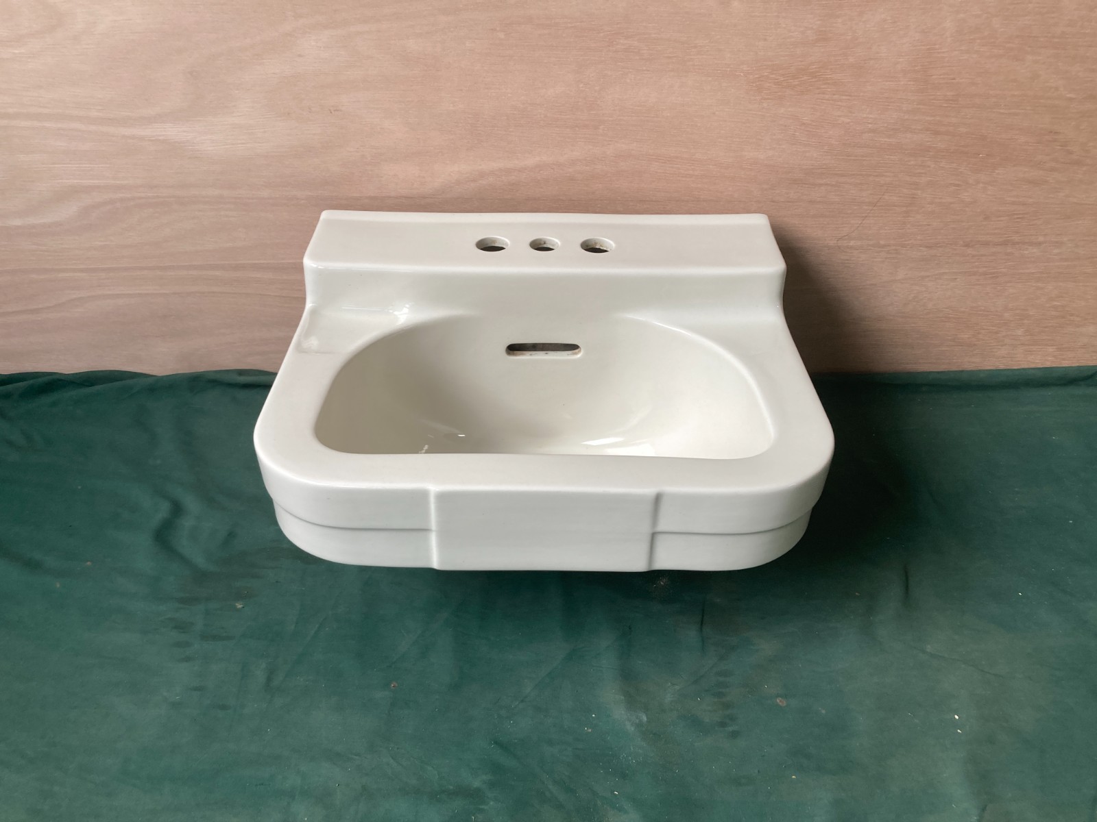 Vtg Mid Century 18×15 Ivory White Bathroom Wall Sink Old Crane Yorkshire 283-26E