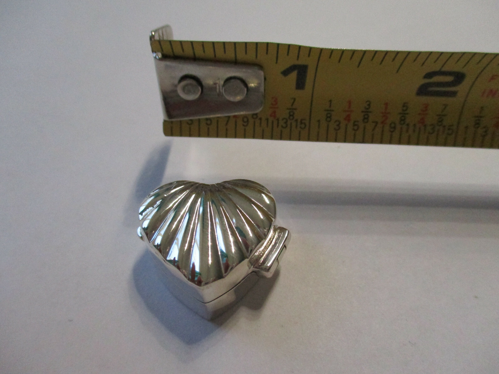 Sterling silver pill box heart shape shell style design small size 3/4 inch wide