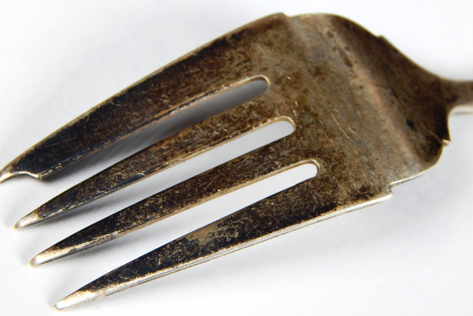 S. KIRK & SON REPOUSSE SALAD DESERT FORK STERLING SILVER VICTORIAN 6 1/4″ 34g
