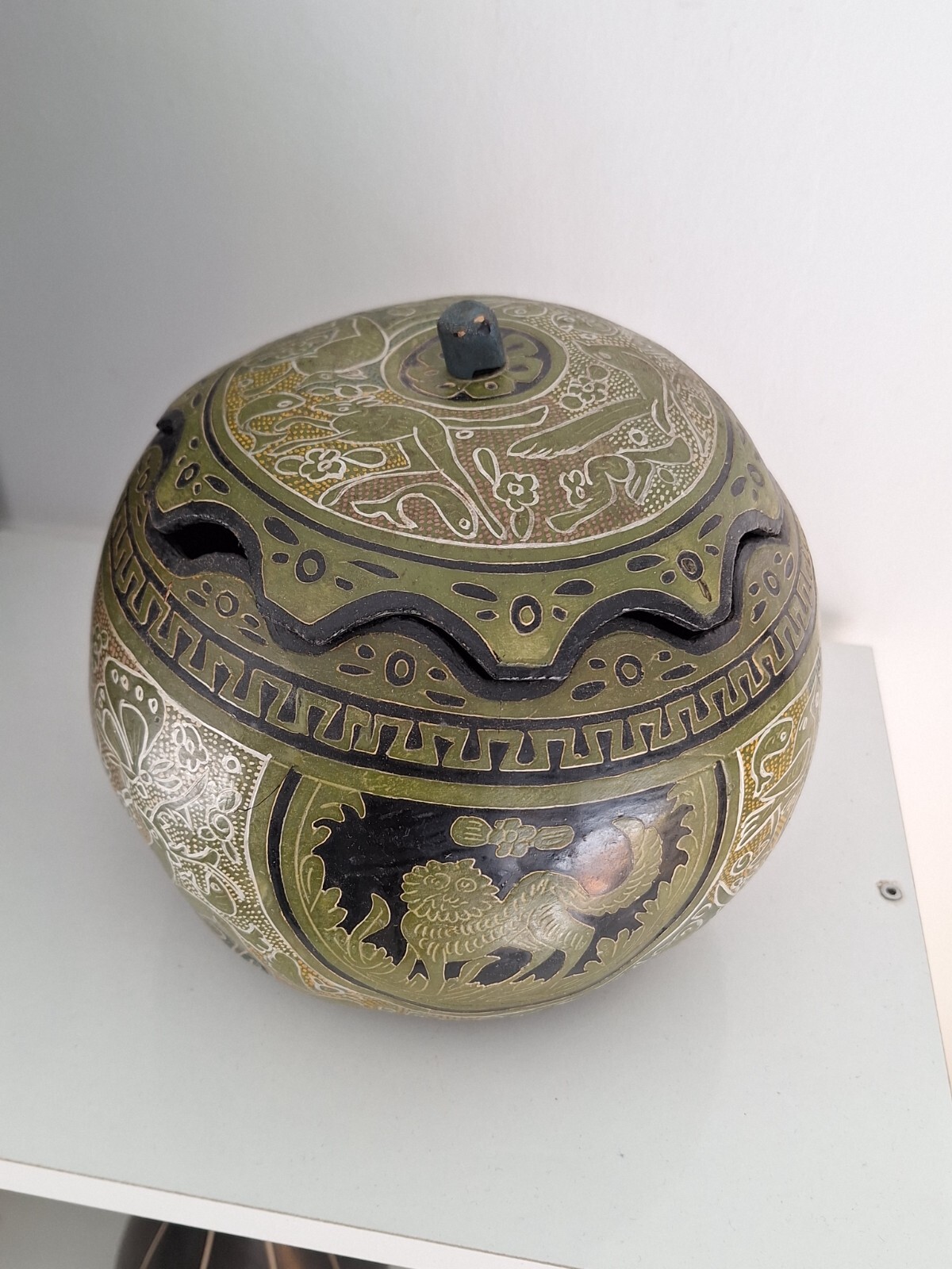 Chinese box with lid, hand painted. Boîte chinoise avec couvercle