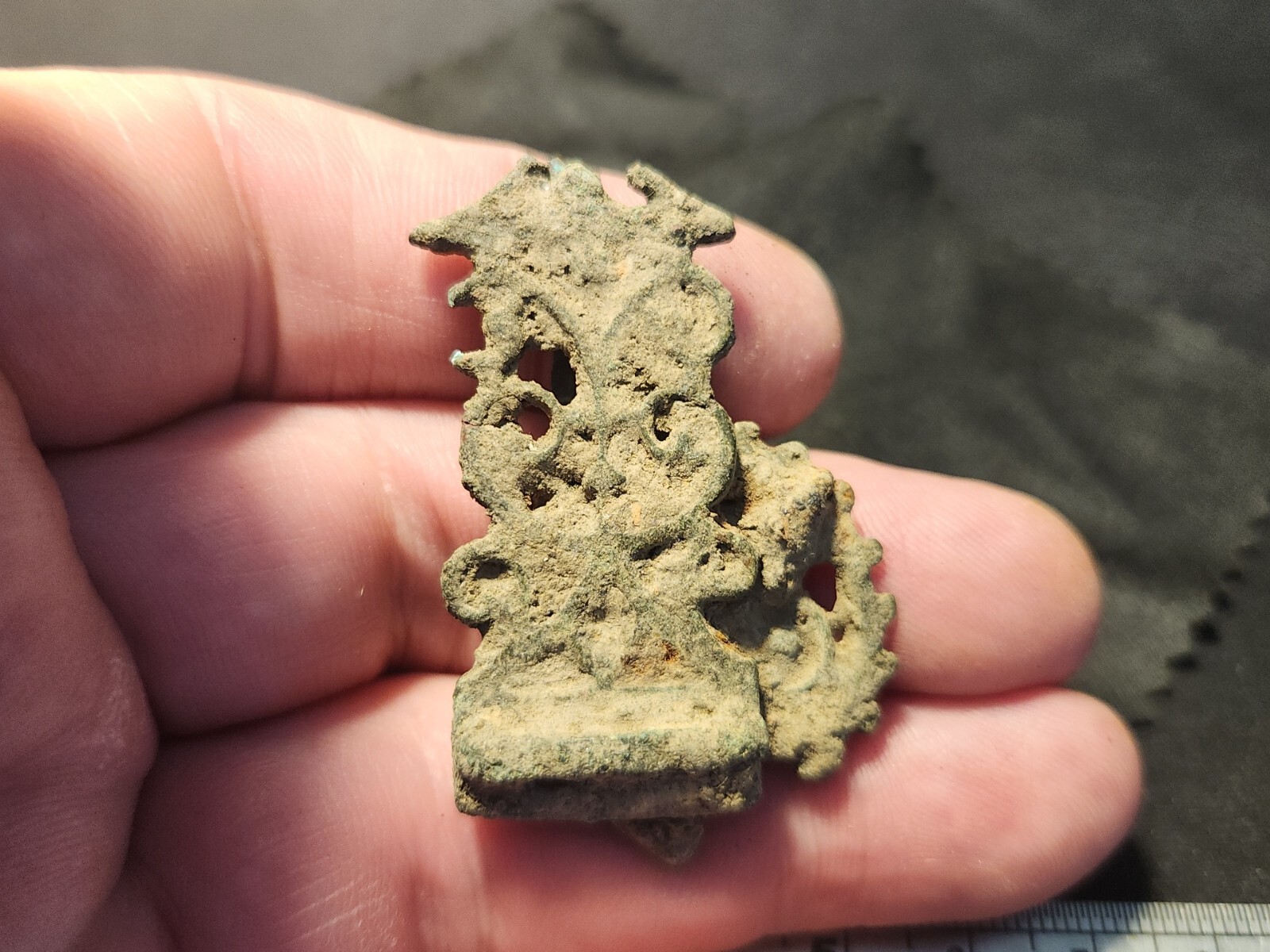 Georgian/Victorian unresearched badge in uncleaned as found condition. LA51d