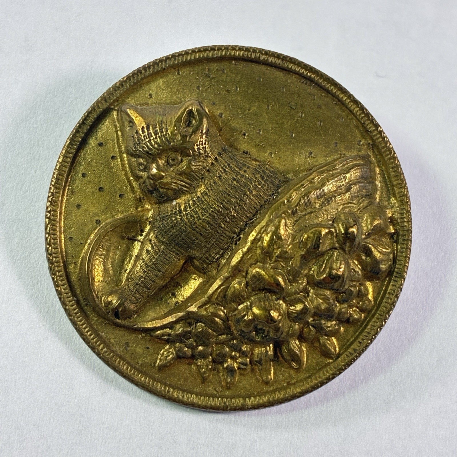Antique Picture Button Cat In A Flower Basket Bushell 1-1/8”