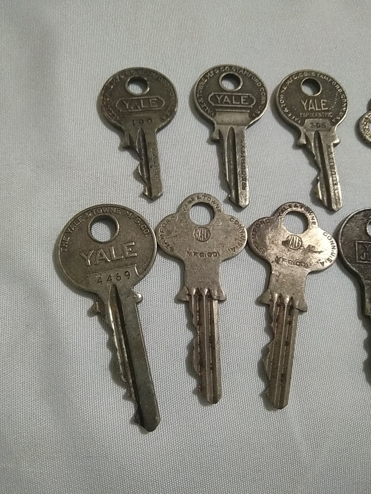 ANTIQUE VTG Lot 9 Assorted Silver YALE Keys YALE & TOWN MFG.CO STAMFORD KEYS