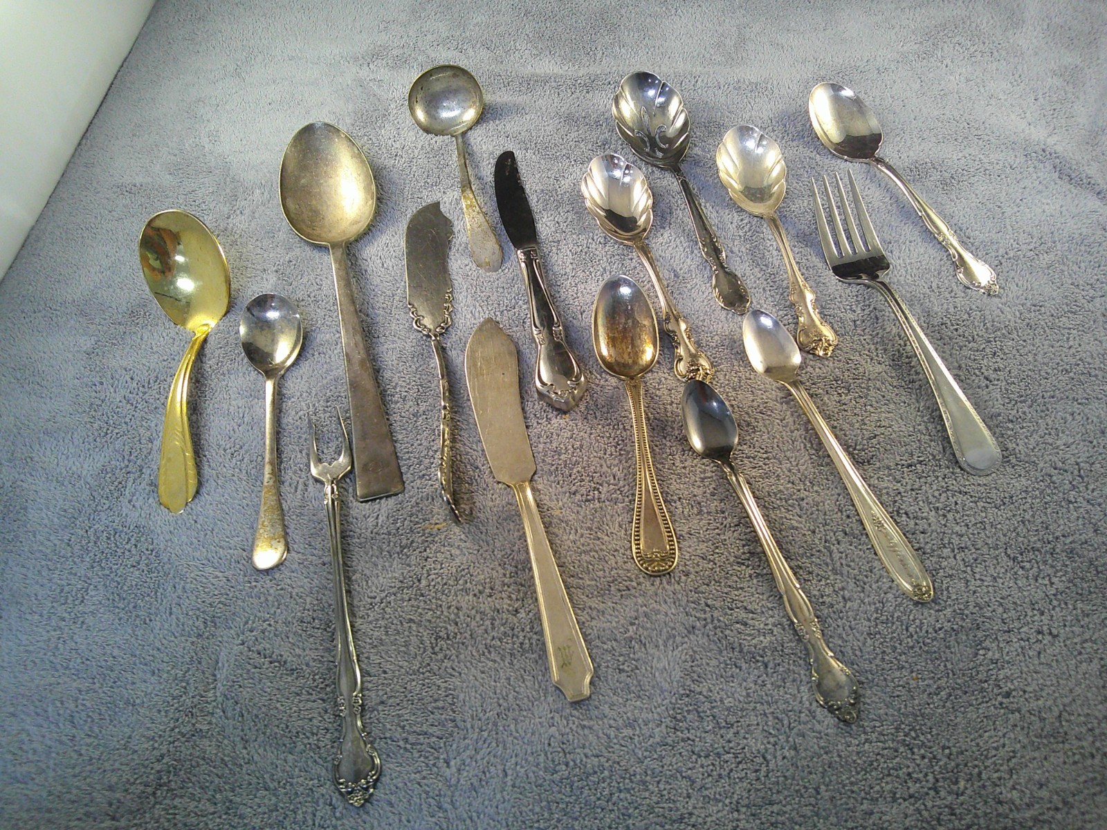 (16) Vintage Silverplate Serving Pieces Mixed Patterns Spoons Butter Knifes,Misc