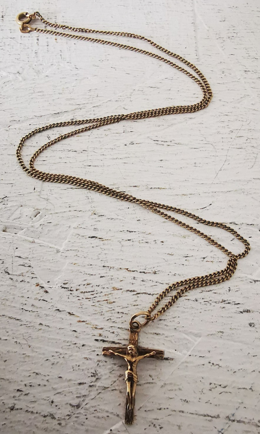 9ct Gold Crucifix Cross pendant and Chain – London 1982.