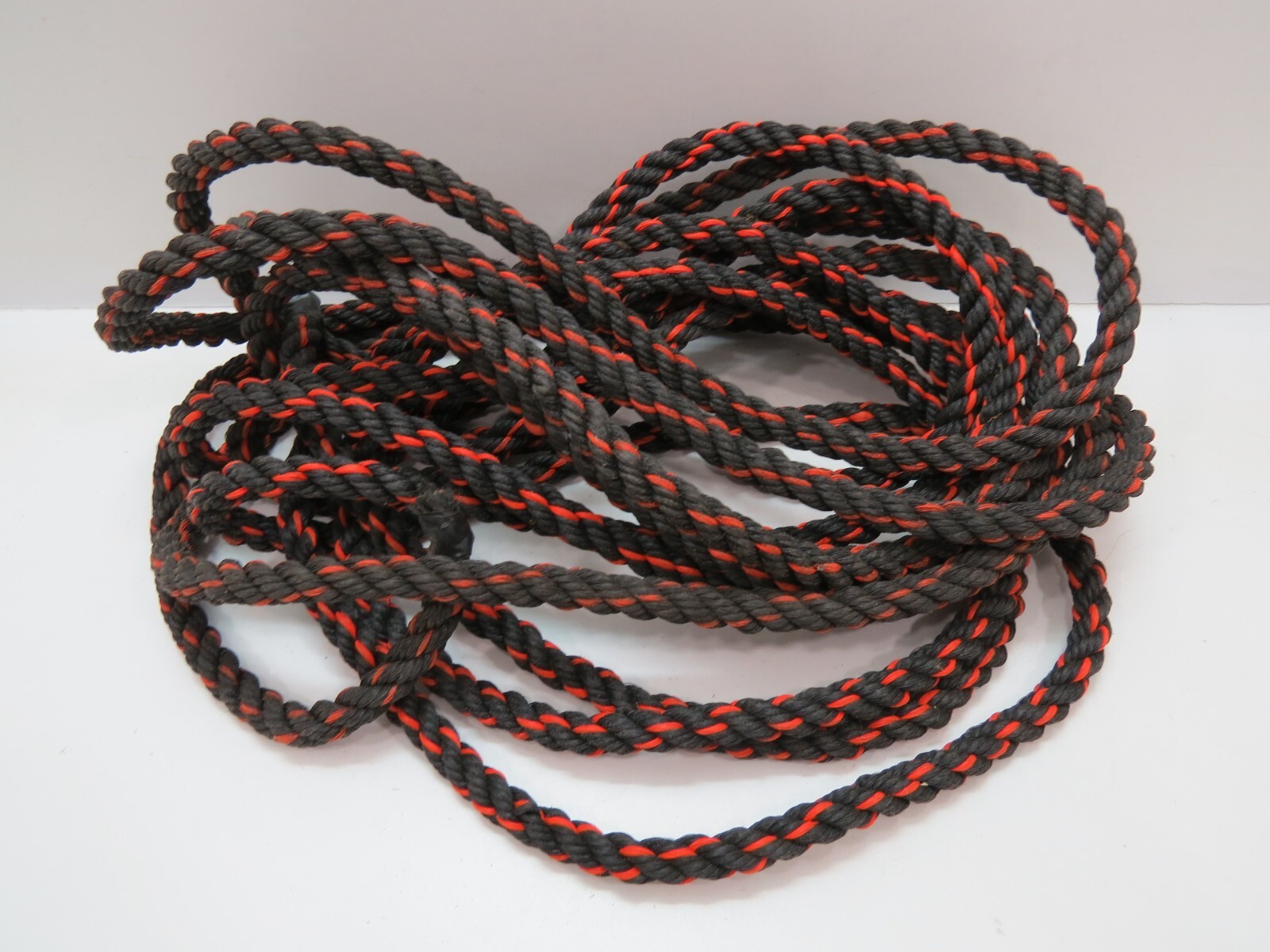 (R701B) 5/8 INCH x 35 FEET USED 3 STRAND NYLON ROPE MOORING LINE PROP DECOR