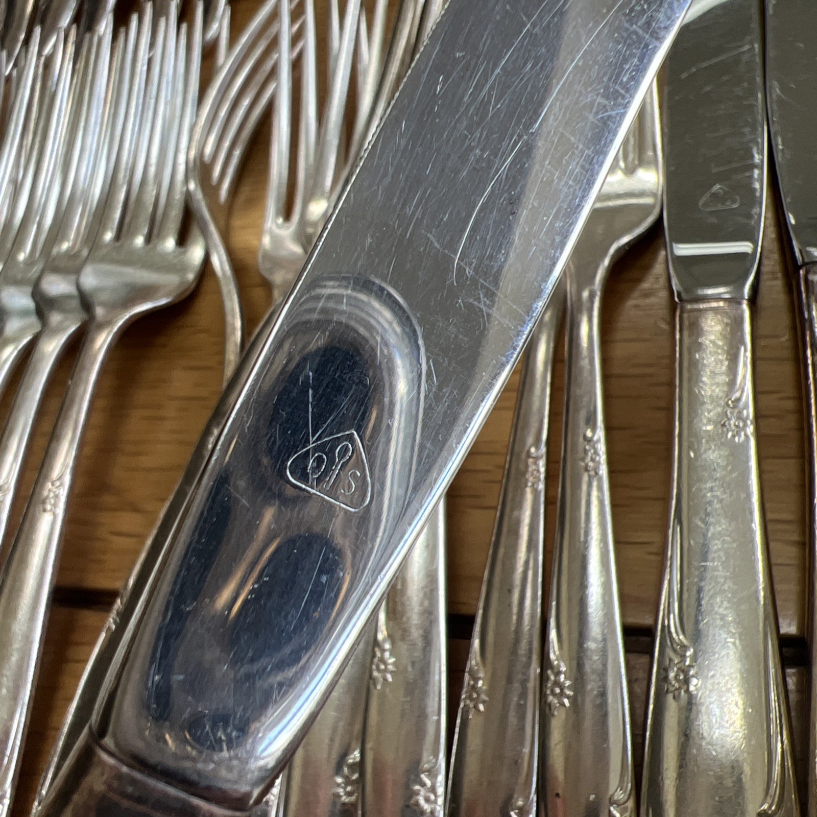 Oneida Community Carousel Silver Plated Cutlery Set 64 Pieces Vintage