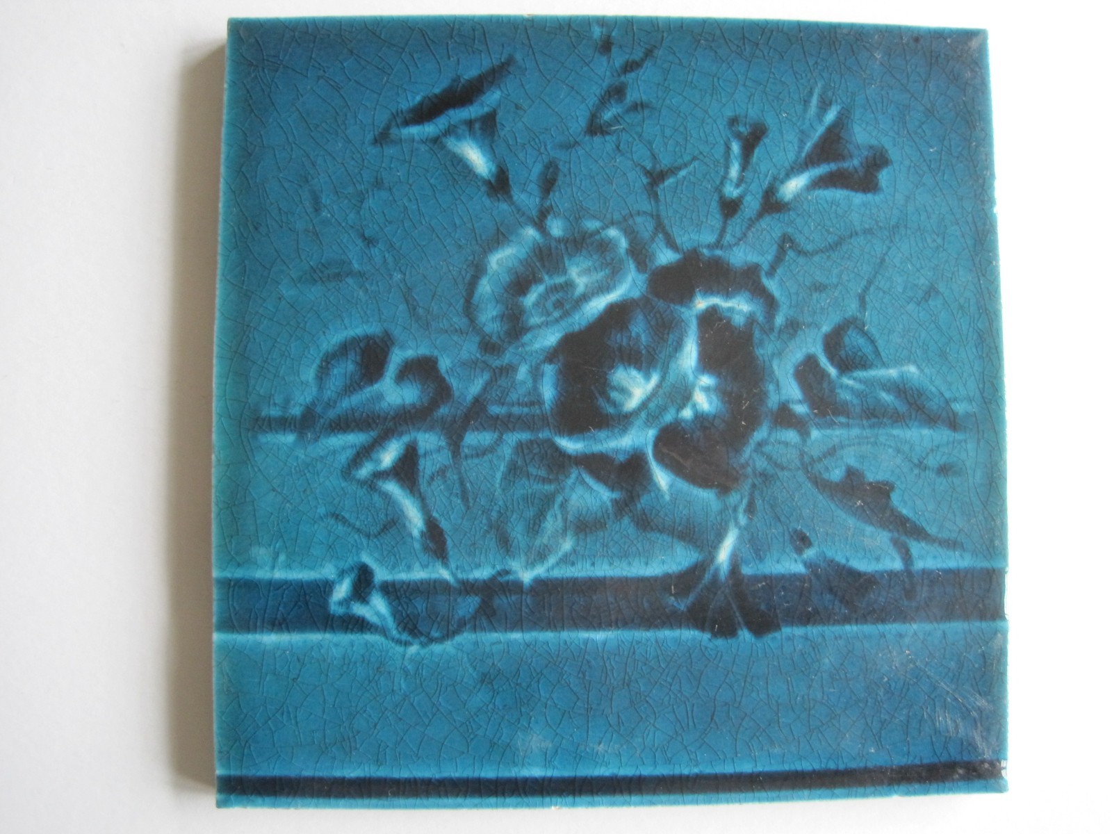 ANTIQUE VICTORIAN 8″ SQ. MOULDED BLUE MAJOLICA GLAZED KNB FLORAL TILE