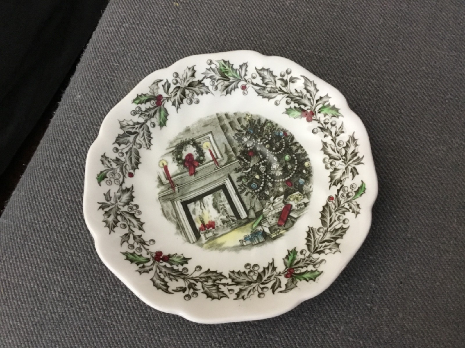 2 SETS VINTAGE JOHNSON BROTHERS MERRY CHRISTMAS CUP & SAUCERS