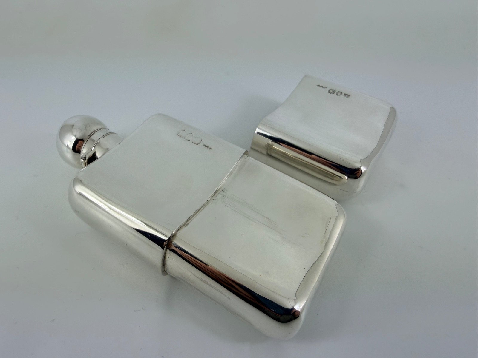 SOLID STERLING SILVER HANDSOME VICTORIAN PLAIN HIP FLASK LONDON 1894 184G