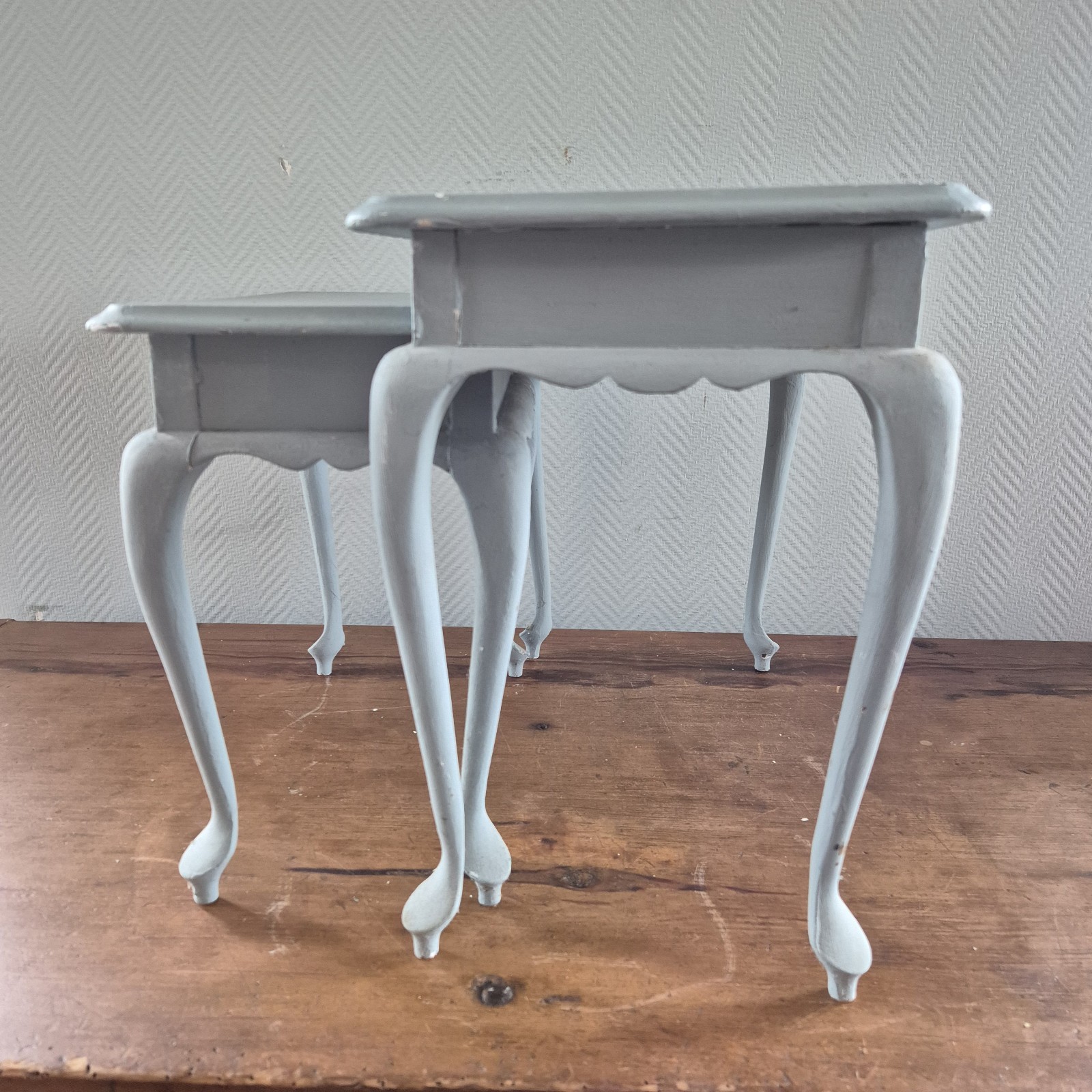 Antique 2 Nesting Tables Queen Anne Solid Wood Cabriolet Legs Carved Floral Swag