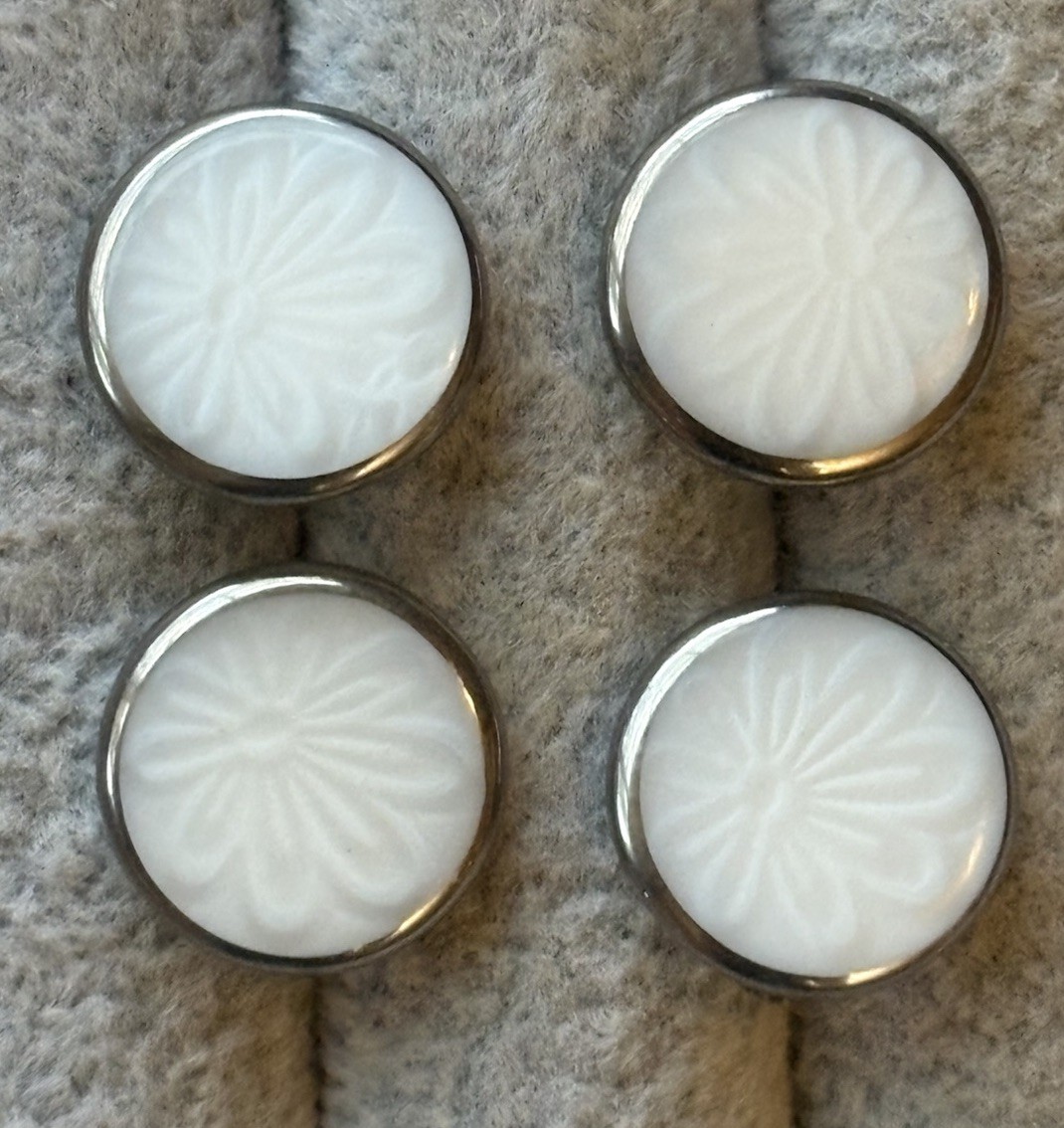Lot of 4 Vintage DIG DUG Glass Buttons Design Under Glass White Flower Set 1/2″