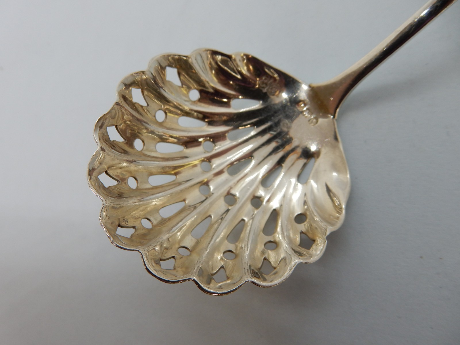 Pretty Sterling SILVER Sugar SIFTING Spoon Elkington & Co Birmingham 1913 18g