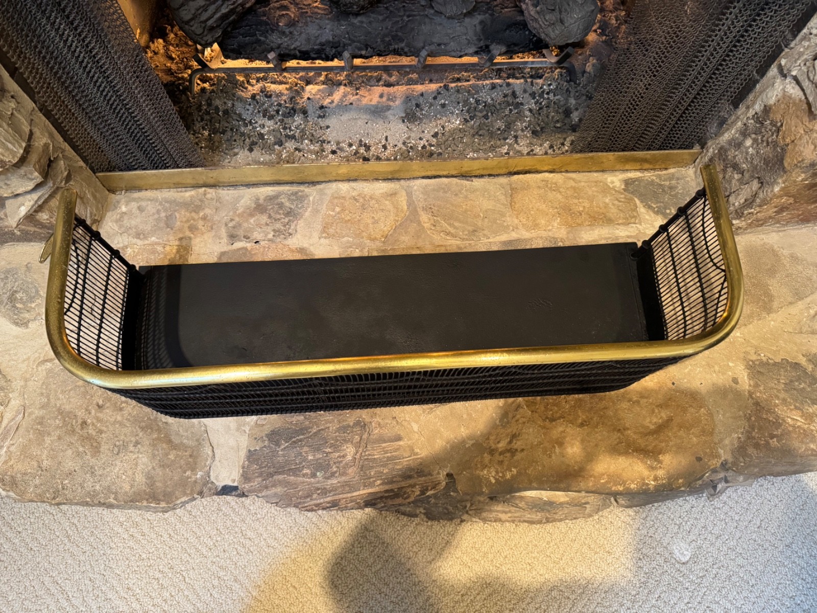 ANTIQUE 19C ENGLISH VICTORIAN BRASS & WIRE MESH NURSERY FIREPLACE FIRE FENDER