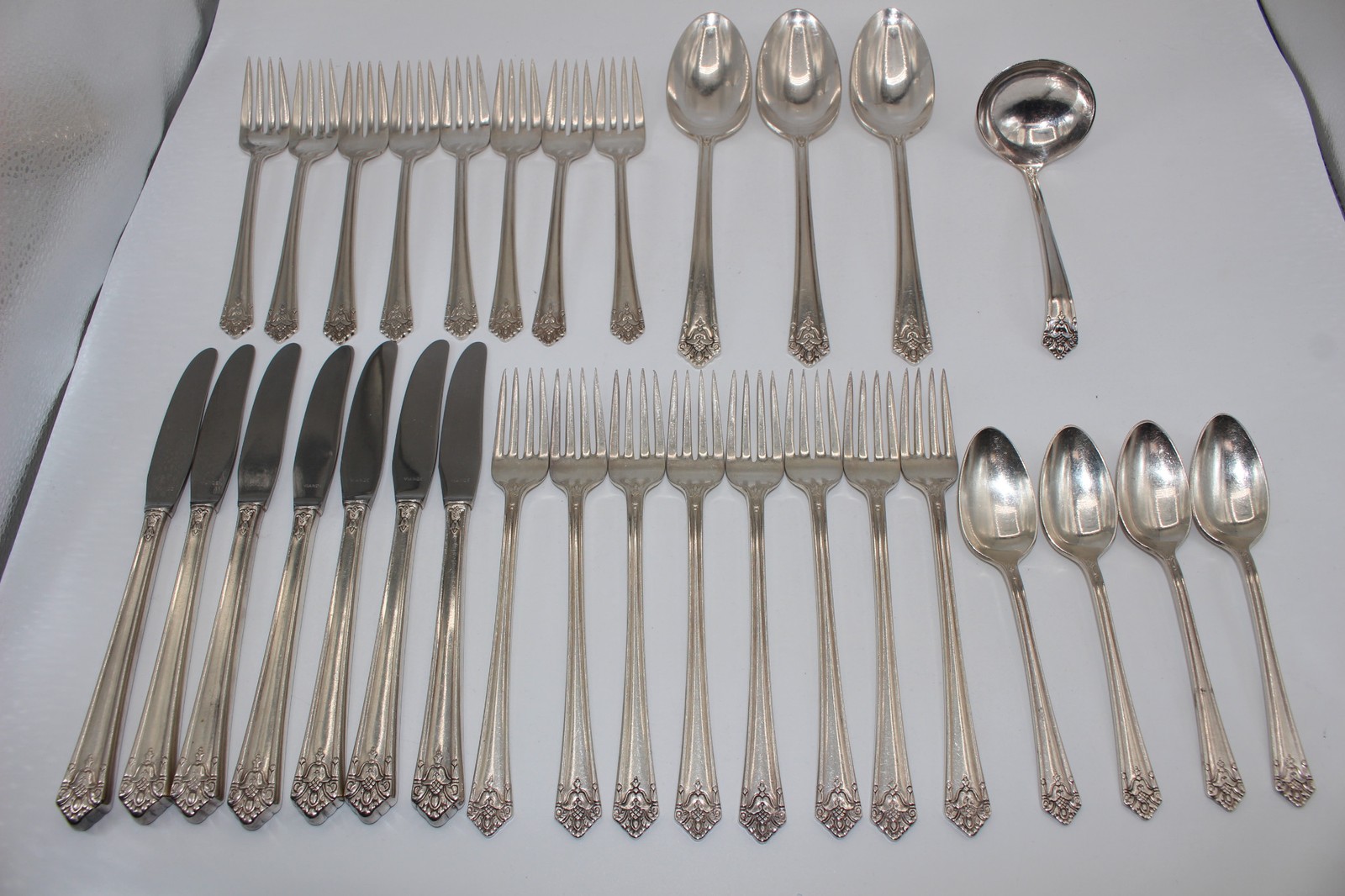 31 PC SET ROGERS INTERNATIONAL SILVER HER MAJESTY SILVERPLATE FLATWARE