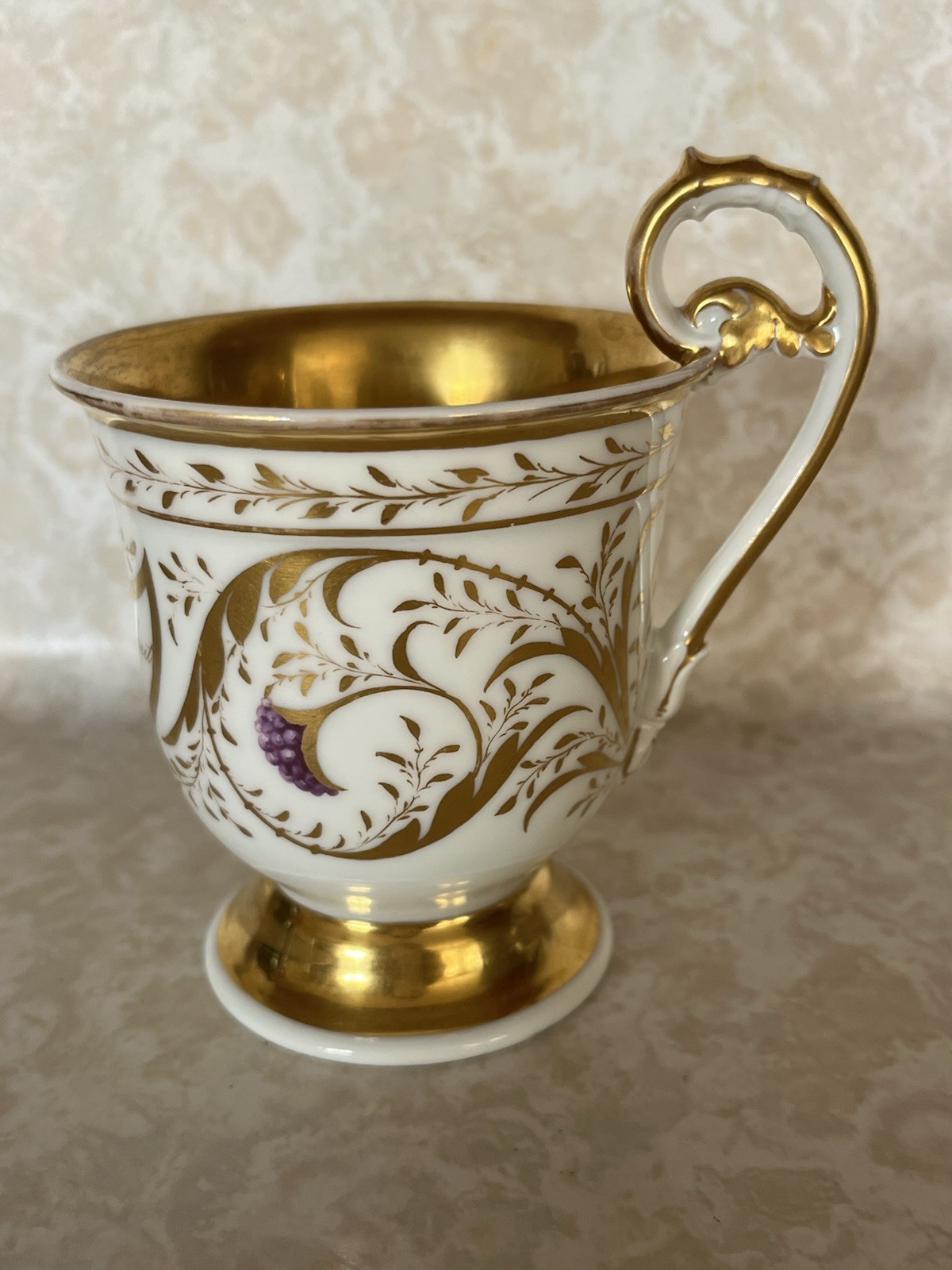 TASSE EN PORCELAINE DE BERLIN , MEISSEN MILIEU XIXeS ” GUTEN MORGEN VIELLIE ,j57