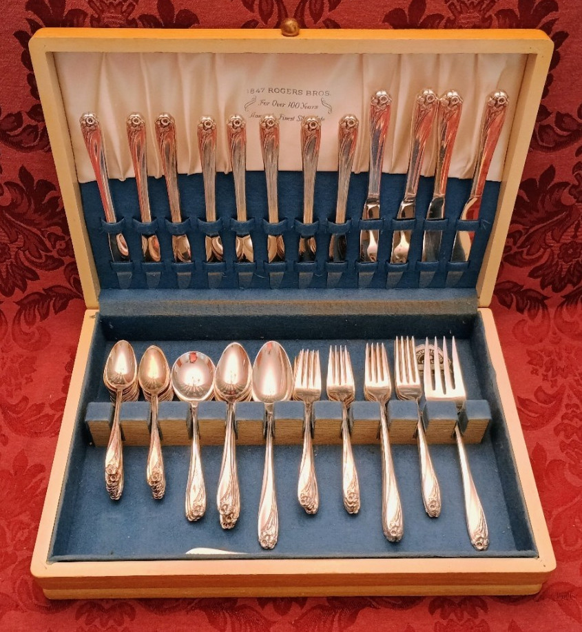 Intl Silver 1847 Rogers Bros Daffodil Silverplate Flatware Set – 72 Pcs – Nice!
