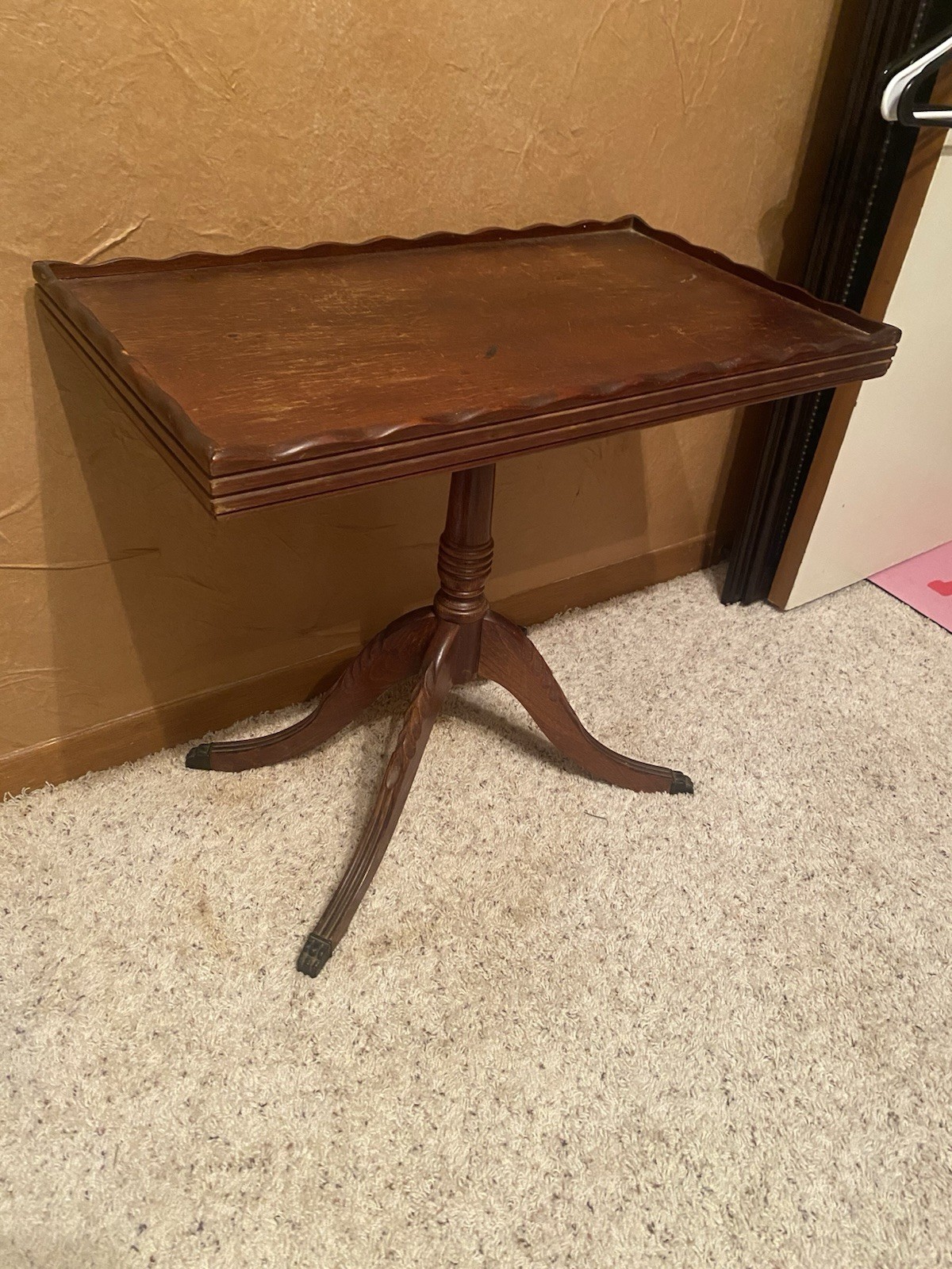 Vtg Duncan Phyfe Style Mahogany Pedestal Scalloped Tray Top Claw Foot Table
