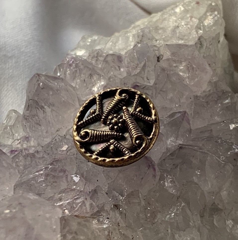 VTG Brass Openwork Abalone Shank Button Floral Shell Design 14mm Antique Gold