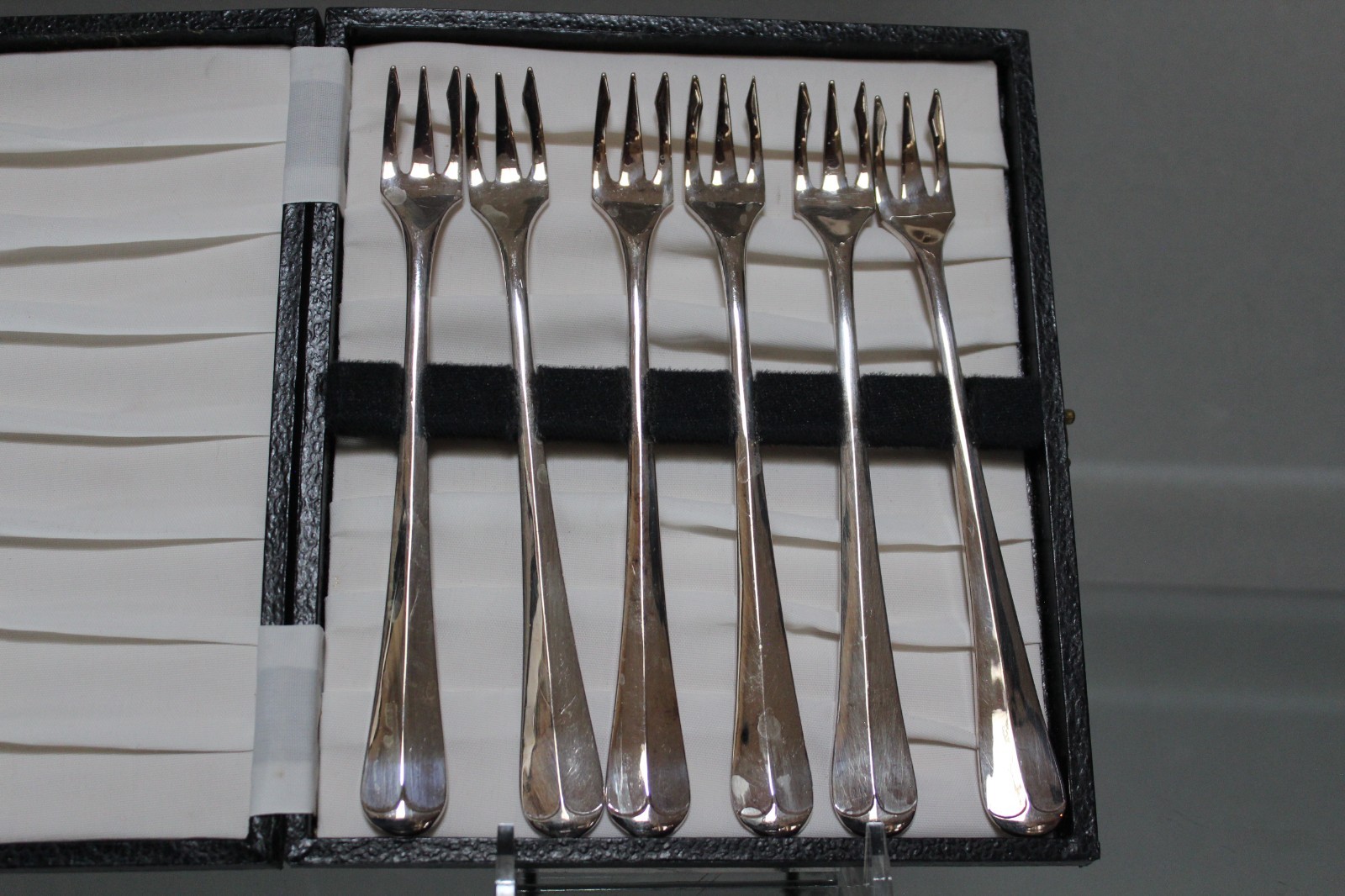 SHEFFIELD SEAFOOD/COCKTAIL FORKS LEATHER BOXED SET OF 6 SILVER PLATED ENGLAND