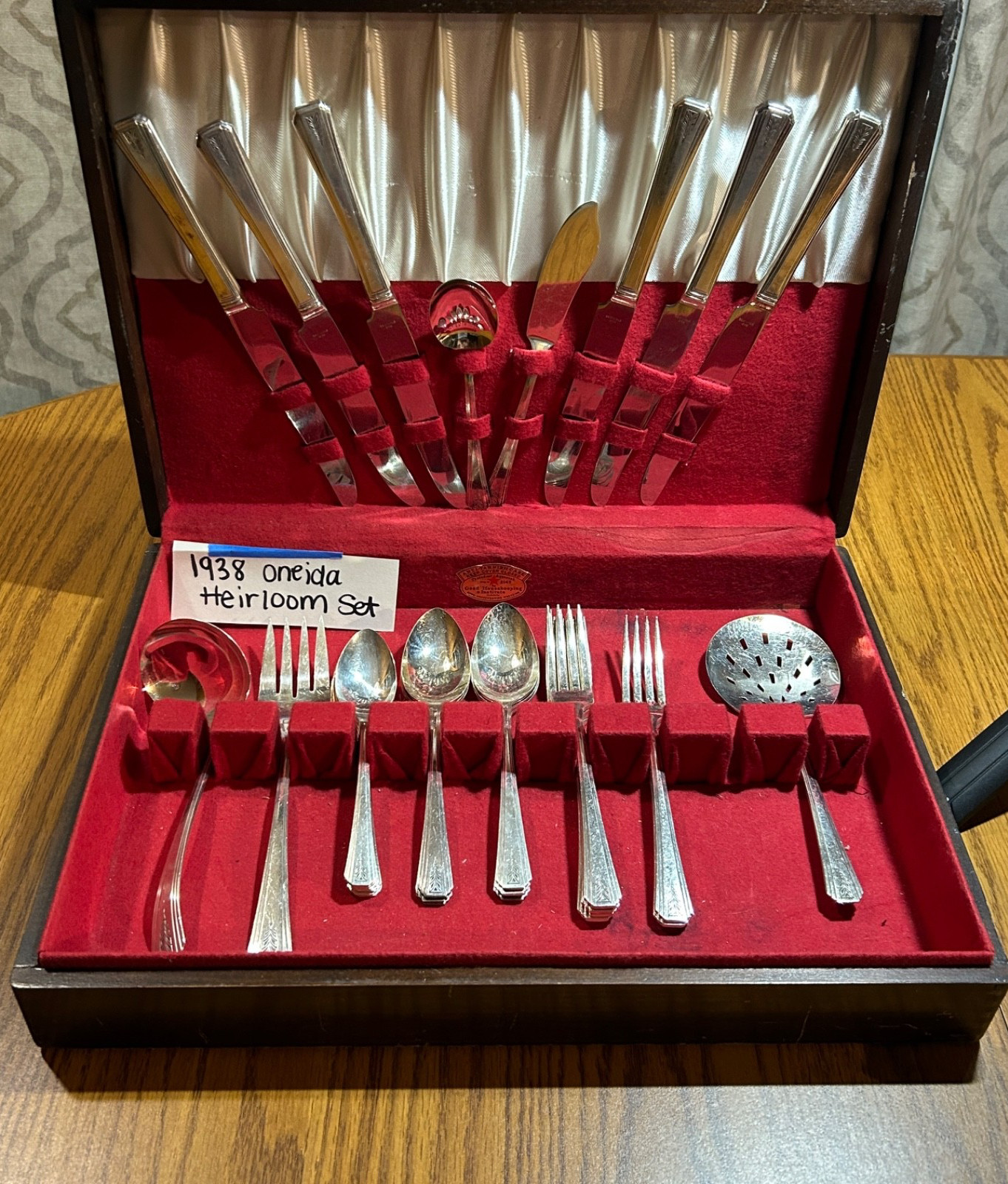 1930s Oneida Heirloom Silverware Set 29 pcs/4 full settings/anti-tarnish box red
