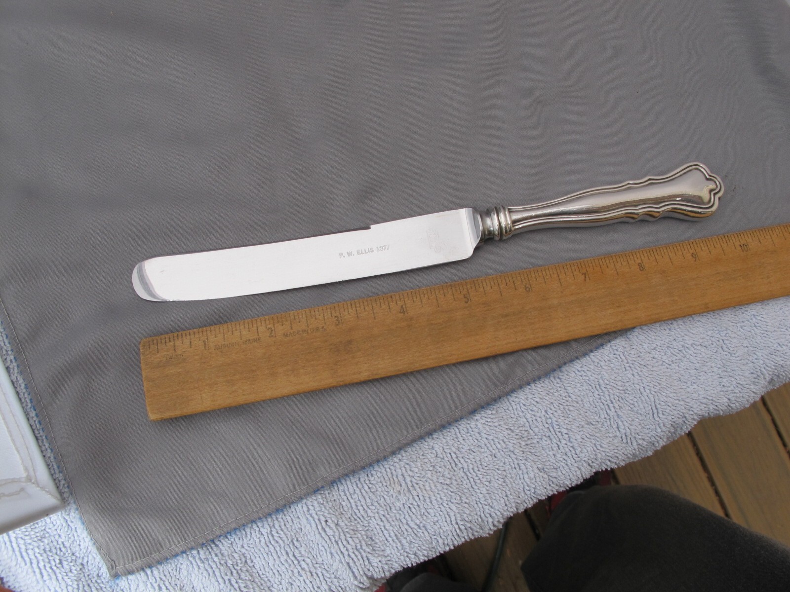 Good PW ELLIS Canada CHIPPENDALE (1922) DINNER KNIVES-9 3/4 Inch-Blunt Stainless