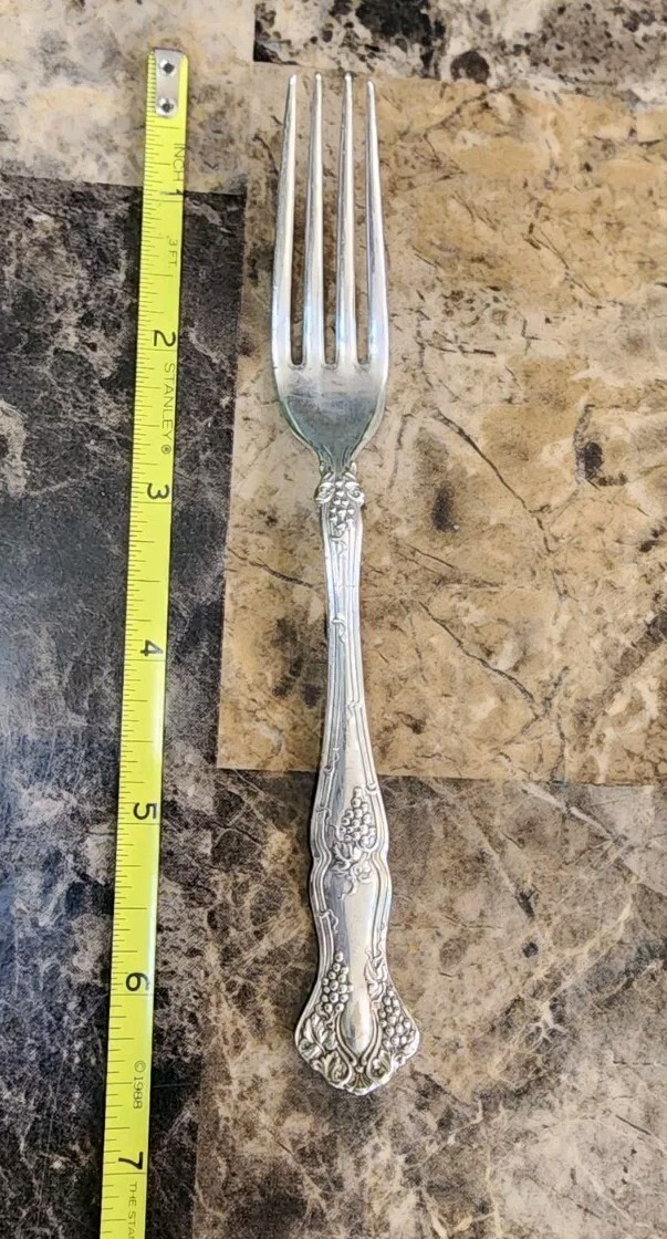 NICE! ANTIQUE c1904 VINTAGE AKA GRAPE 🍇 SILVERPLATED YOUTH 👨‍👦 FORK🔎👀